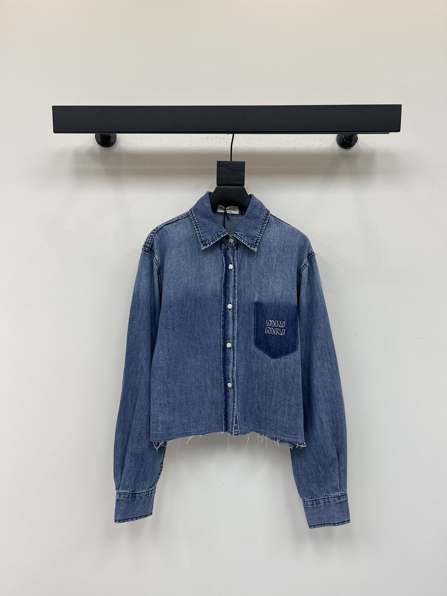 NO:455476,Miumi*25 new pocket letter short shirt thin jacket, same style as Elva Hsiao, super beautiful upper body, same series of jeans, can be put in one set, temperament small lapel design, pocket letter embroidery, pure cotton material, thin style, very suitable for spring, summer and autumn wear SML,,miumiu, jeans, jackets & coats,shirts,alexander wang19860909Miumi*25新款口袋字母短款衬衫薄外套 萧亚轩同款 上身超好看的 同系列牛仔裤也有哦 可以一套入 气质小翻领设计 口袋字母刺绣 纯棉材质 薄款哦 春夏秋穿非常合适 SML,,miumiu,jeans,jackets & coats,shirts,alexander wang,Women's clothing