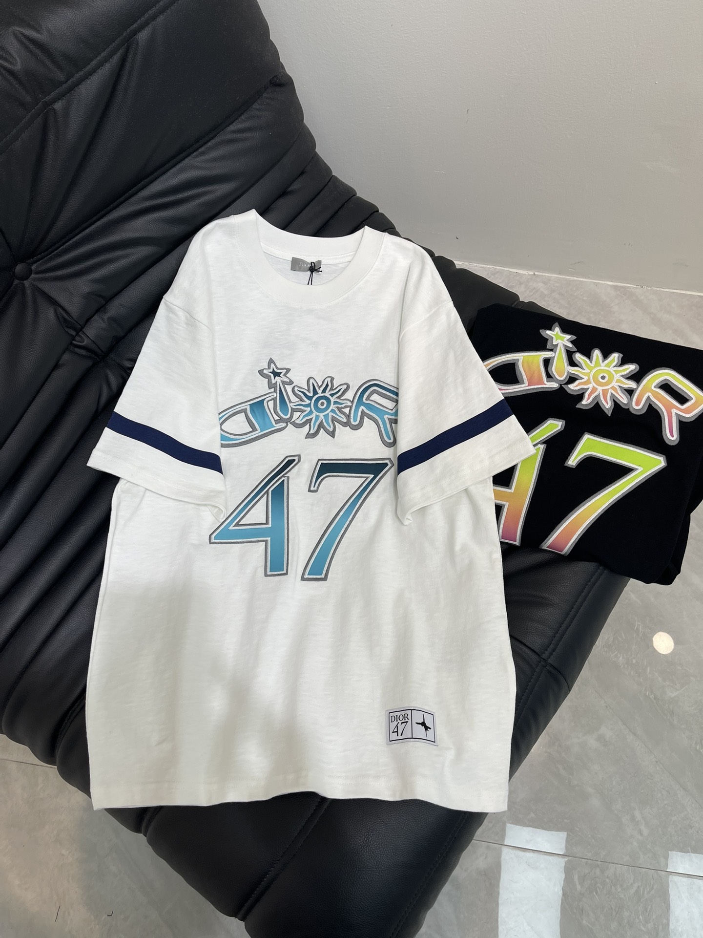 NO:454817,Dio*25 new embroidered gradient round neck short-sleeved T-shirt Customized YB native cotton material breathable and comfortable, full texture Loose short-sleeved T-shirt cut highlights the brand style Made of gram-weight pure cotton, full of drape, presents a slim visual effect YB development Use embroidery technology to outline gradient letters and numeric patterns The flower style echoes the hem logo Strengthens the brand identity The cuff stripes bless the fashion and high-end feeling immediately creates a personal style Fashionable and relaxed The inner wear is brilliant and fashionable, the same style as men and women SML,,dior,T-shirt,tees,t-shirt,alexander wang19860909Dio*25新款刺绣渐变圆领短袖T恤 定制YB原生全棉材质 透气舒适 质感十足 宽松短袖T恤裁剪 凸显品牌格调 采用克重纯棉制成 垂坠感十足 呈现显瘦视觉效果 YB开发 利用刺绣工艺勾勒出渐变字母和数字图案 花体风格与下摆标志呼应 加强品牌标识度 袖口条纹加持 时尚高级感立现 打造个性风格 时髦松弛 单穿内搭都出彩时髦 男女同款 SML,,dior,T-shirt,tees，t-shirt,alexander wang,Women's clothing