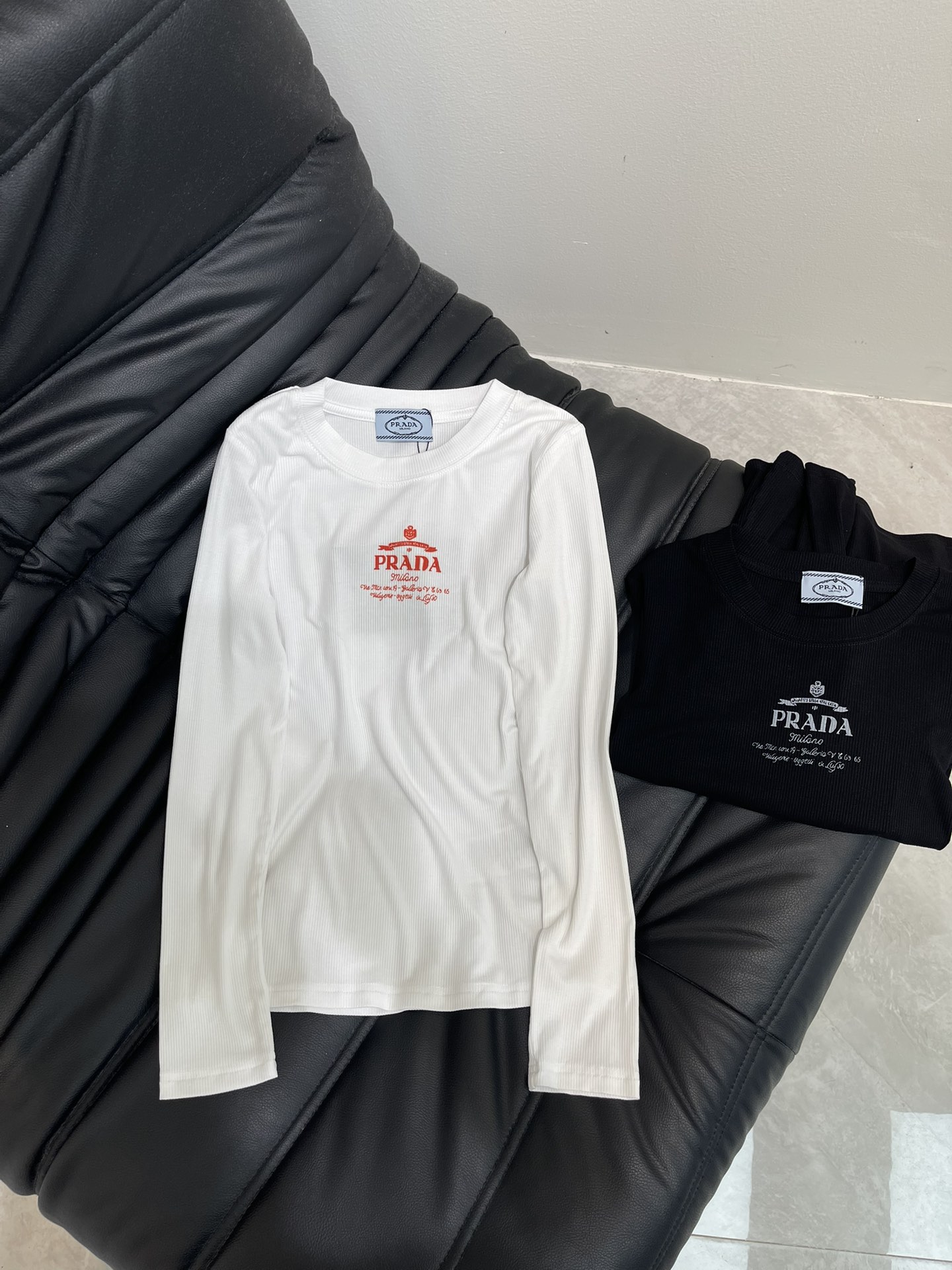 NO:455471,Prad*25 autumn and winter new contrast printed letters high elastic long-sleeved base shirt is an indispensable item for autumn and winter wardrobe. It looks very good whether worn alone or in the inner layer. It shows off your figure. Customized threaded cotton fabric. The fabric comes with elasticity and good elasticity. The upper body is soft and comfortable. Contrast color letter design. The overall wiring is flat and delicate. Versatile style. SML,,prada,alexander wang.19860909Prad*25秋冬新款撞色印花字母高弹力长袖打底衫 秋冬衣柜不可缺少的单品 无论单穿还是内搭都很好看 很显身材 定制螺纹棉面料 面料自带弹力 回弹力好 上身柔软舒适 撞色字母设计 整体走线平整细腻 百搭款 SML,,prada,alexander wang,Women's clothing