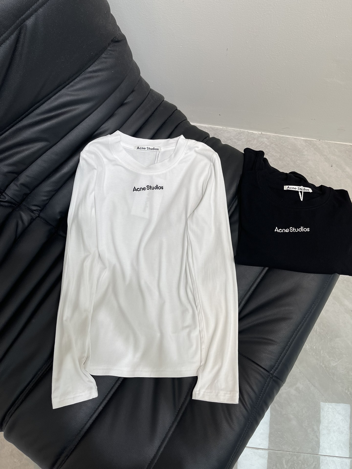 NO:455509,Acne*25 autumn and winter new embroidered letters high elastic long-sleeved base shirt. An indispensable item for autumn and winter wardrobe. It looks very good whether worn alone or in the inner layer. It shows off your figure. Customized threaded cotton fabric. The fabric comes with elasticity and good elasticity. The upper body is soft and comfortable. Letter logo design. The overall wiring is flat and delicate. Versatile style. SML, acne studios, alexander wang.19860909Acne*25秋冬新款刺绣字母高弹力长袖打底衫 秋冬衣柜不可缺少的单品 无论单穿还是内搭都很好看 很显身材 定制螺纹棉面料 面料自带弹力 回弹力好 上身柔软舒适 字母logo设计 整体走线平整细腻 百搭款 SML,,acne studios,alexander wang,Women's clothing