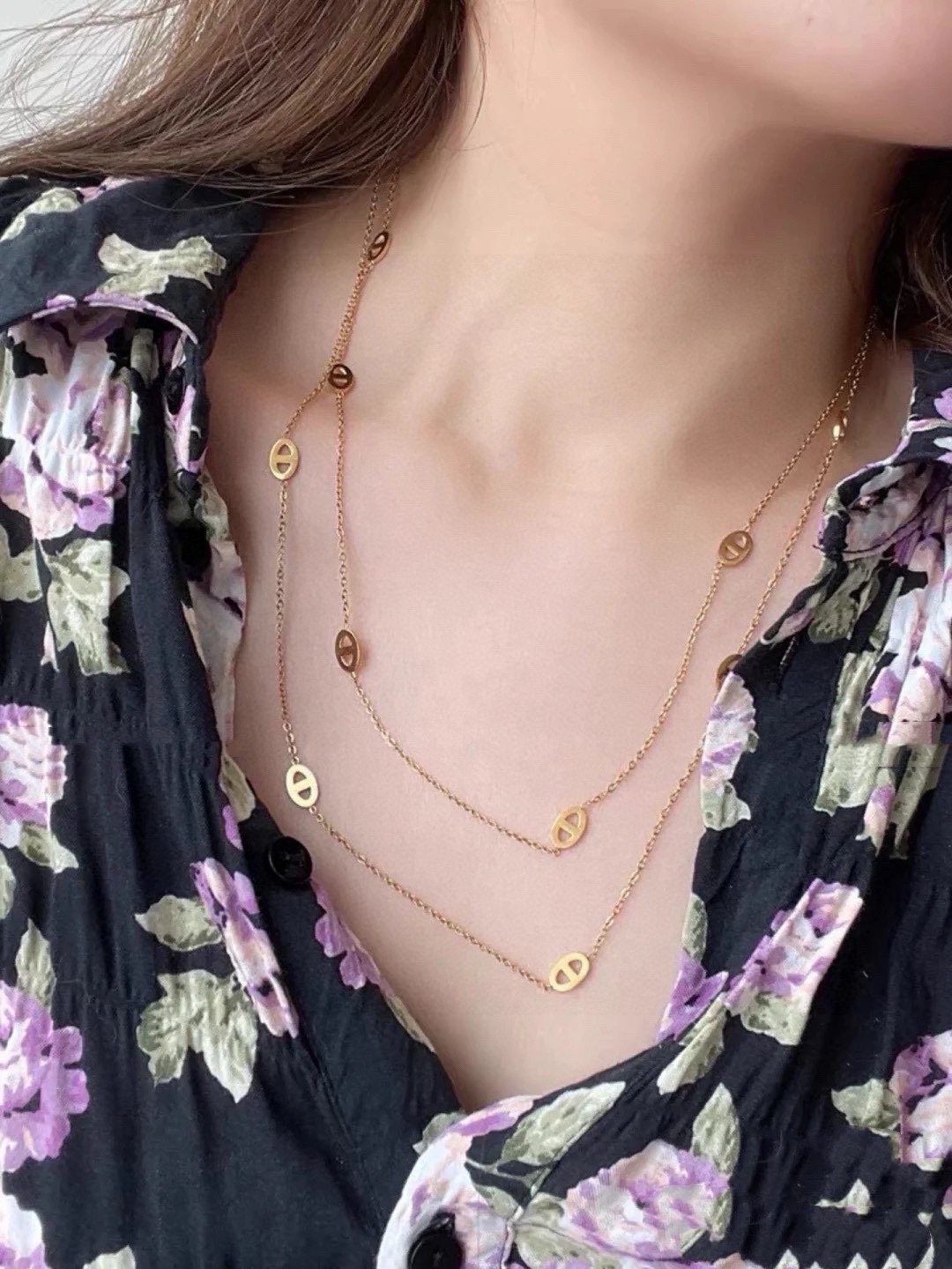 NO:380970,Xiaohongshu recommends new long necklaces for Hermes Hermes pig nose latest long necklaces that can be worn on the stack!  14K stainless steel color protection is super personalized, the versatile model is very special, the overall details are very surprising, and the design feels full. It not only brings personal confidence and taste, but also elegant and fashionable style, highlighting the elegant French atmosphere. With meticulous details, it makes it more attractive to wear. Boutique jewelry, hermes, hermes, necklace19860909小红书推荐新款长款项链爱马仕Hermes猪鼻子最新款长款项链可以叠戴！14K精钢保色超个性,百搭款特别特别赞,整体细节非常令人惊喜,设计感十足,不仅带出个人自信及品味,款式典雅而时尚,突显法式高雅气息,加上一丝不苟的细节,使得佩戴起来更具吸引力,饰品精品,hermes,hermes,necklace,Jewelry