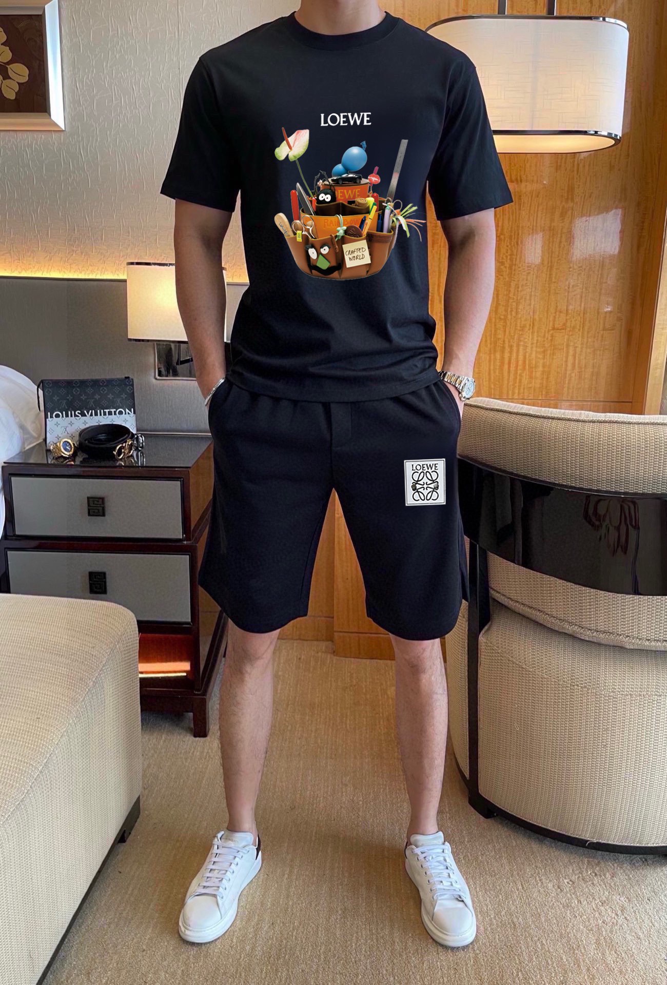 Loewe 品牌【LOEWE罗意威】 2025新款男士短袖短裤套装 销售 市面高端版本 手感细腻柔软 让你穿着更加舒适 立体裁剪版型超赞 尺码:M-5XL下单请报身高体重