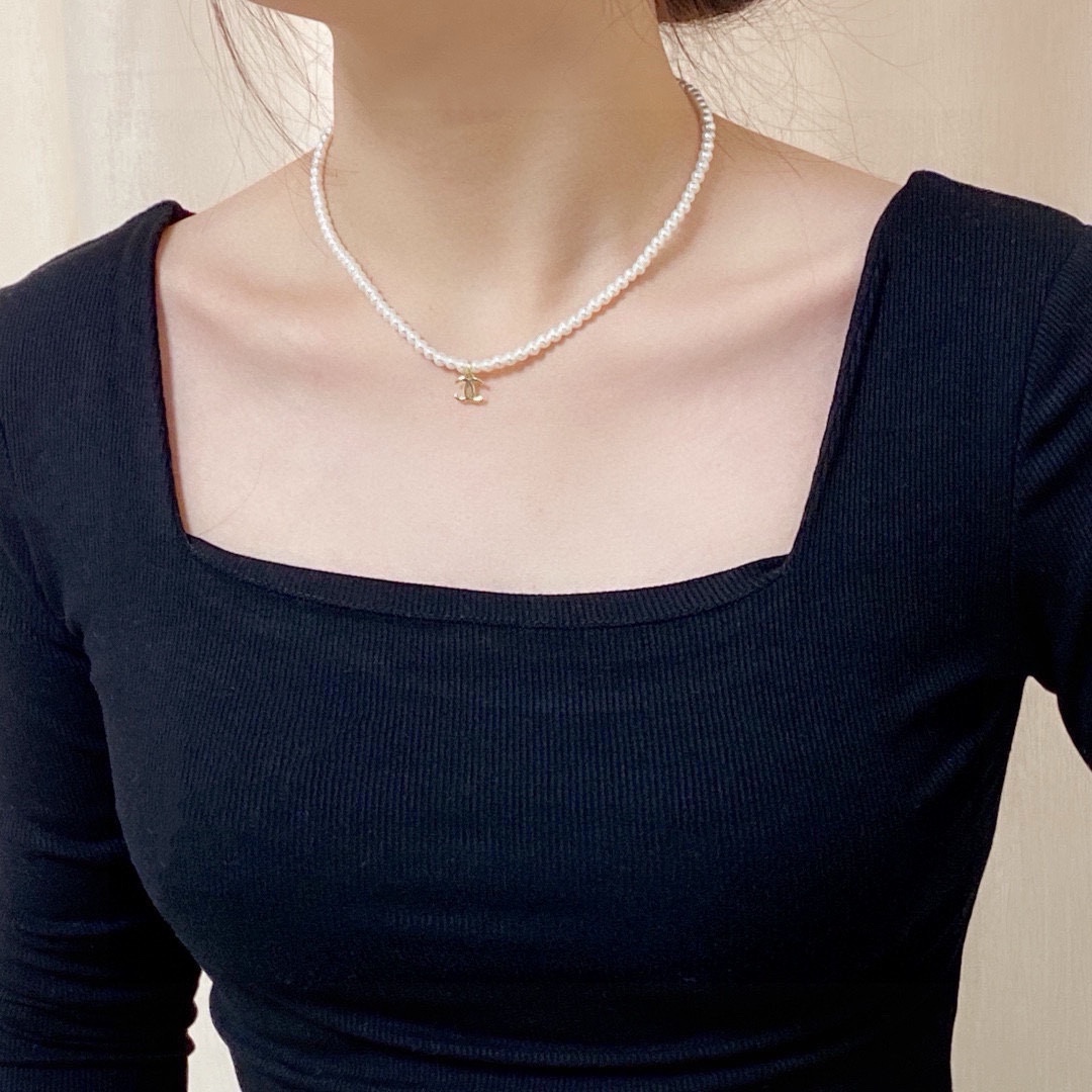 NO:380972,Xiaohongshu recommends the hot Chanel Chanel latest double C pearl necklace, which is very unique and versatile. The overall details are very surprising and the design feels full. It not only brings personal confidence and taste, but also elegant and fashionable styles, highlighting the elegant French atmosphere. With meticulous details, it makes it more attractive to wear. Boutique jewelry, chanel, chanel, necklace19860909小红书推荐爆款香奈儿Chanel最新款双C珍珠项链超个性,百搭款特别特别赞,整体细节非常令人惊喜,设计感十足,不仅带出个人自信及品味,款式典雅而时尚,突显法式高雅气息,加上一丝不苟的细节,使得佩戴起来更具吸引力,饰品精品,chanel,chanel,necklace,Jewelry
