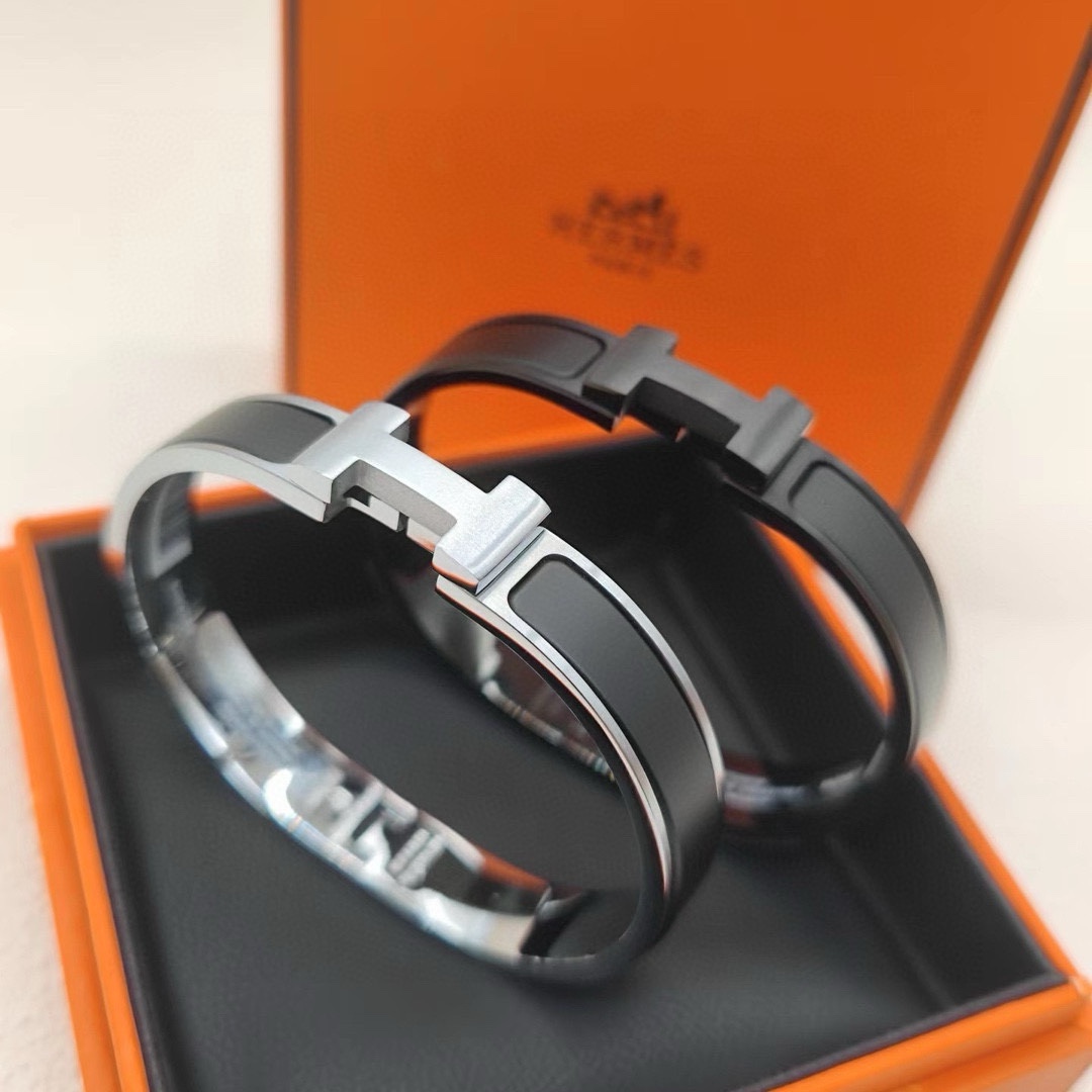 NO:380980,Hermes So Black Black Warrior Bracelet | Bracelet size 17, 19, 21. Super nice matte black super textured, breaking the conventional sweet and cool, the gentle girl must try it in a different style. I really can't let go of the men's wearing effect. It's more perfect combination of men and women, jewelry boutique, hermes, bracelet19860909爱马仕So Black 黑武士手镯｜手镯尺寸17号、19号、21号 男女情侣款超级nice磨砂黑超级有质感 ,打破常规甜酷甜酷的 ,温柔习惯的小姐妹们一定要换个风格尝试一下 ,真的爱不释手男士佩戴效果更Man男女搭配完美结合,饰品精品,hermes,bracelet,Jewelry