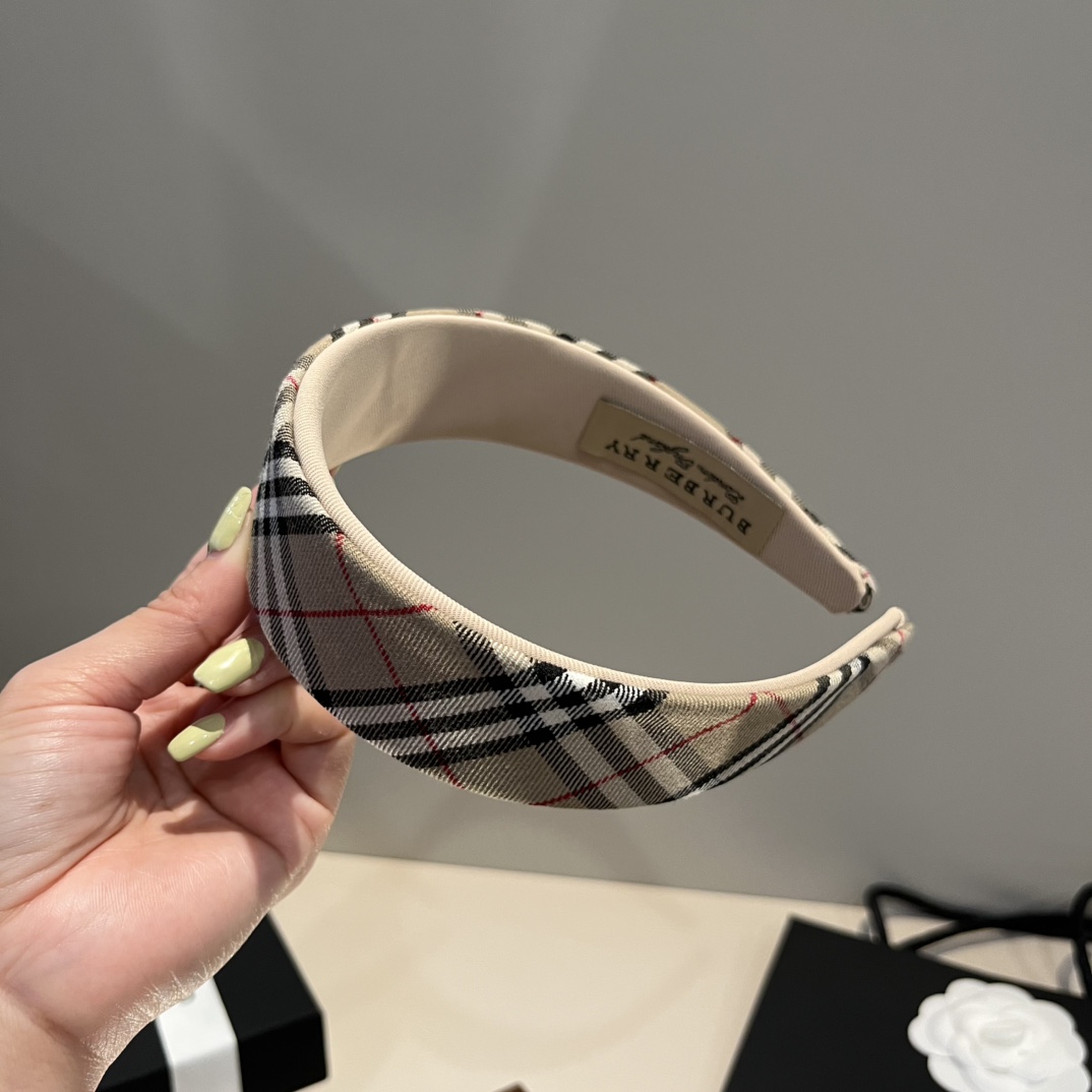 🆕


巴宝莉新款发箍