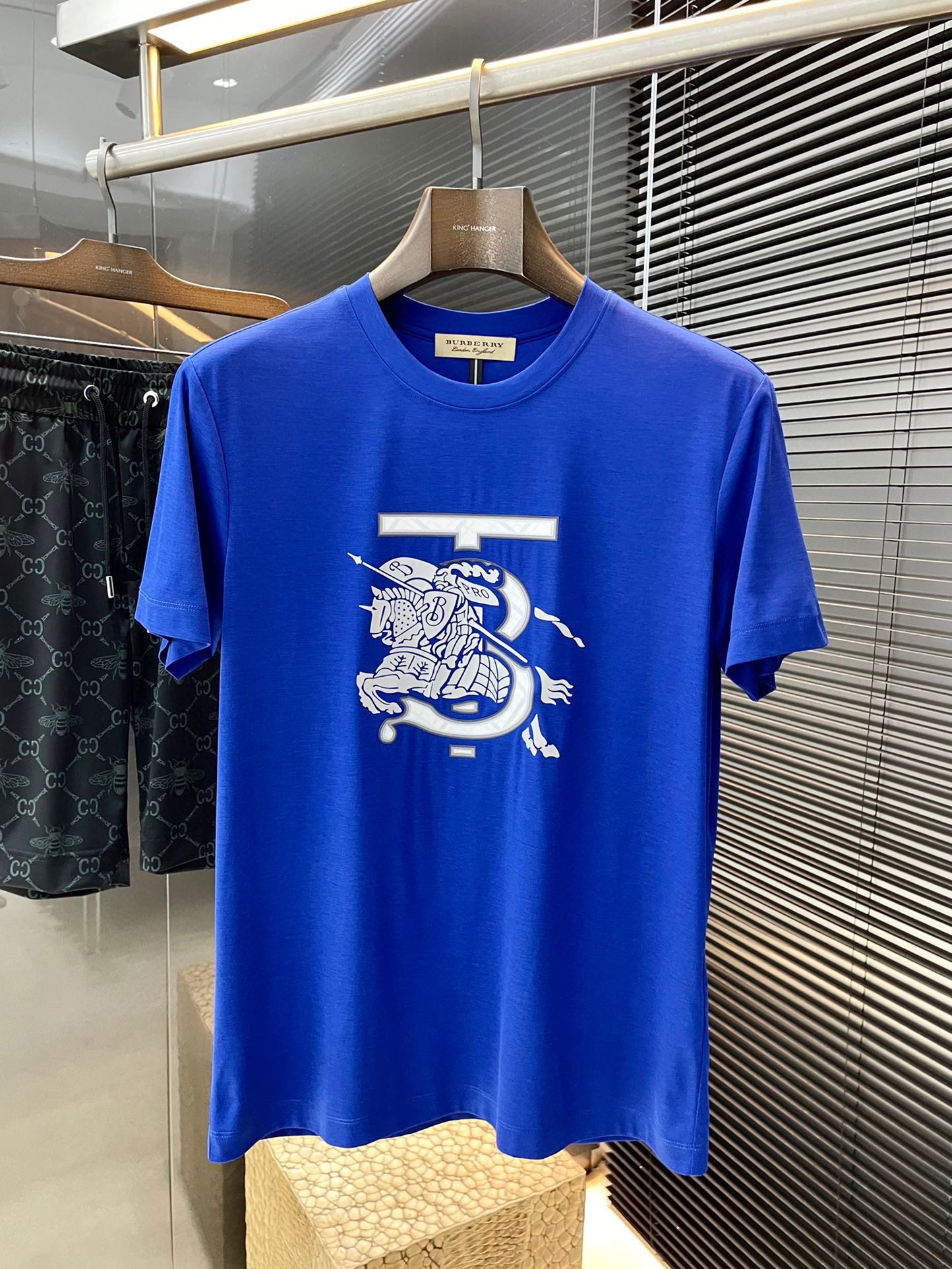 NO:474739,P Burberry- (Burberry) series VIP high-end customization 2025 new short-sleeved versatile styles, anyone can easily control the fabric fully customized craftsmanship, high-quality cool soft cotton modal fabric, the fabric feels soft and comfortable and soft on the upper body. The simple style is very classy, ​​simple and unique and fashionable, the style is very exquisite, showing the aura, and it will highlight the exquisiteness of business men!  Size M-3XL, burberry, burberry, T-shirt, alexander wang19860909P  Burberry-（巴宝莉）系列 VIP高级定制 2025新款短袖 百搭款式 任何人都可以轻松驾驭 面料全订制工艺 高定一等品爽柔棉莫代尔面料 面料手感柔软,上身舒适柔软 简约的款式非常显档次,简约个性时尚,版型剪裁非常精致,显气场,又会凸显商务男士的精致！尺码 M-3XL,,burberry,burberry,T-shirt,alexander wang,Men's clothing