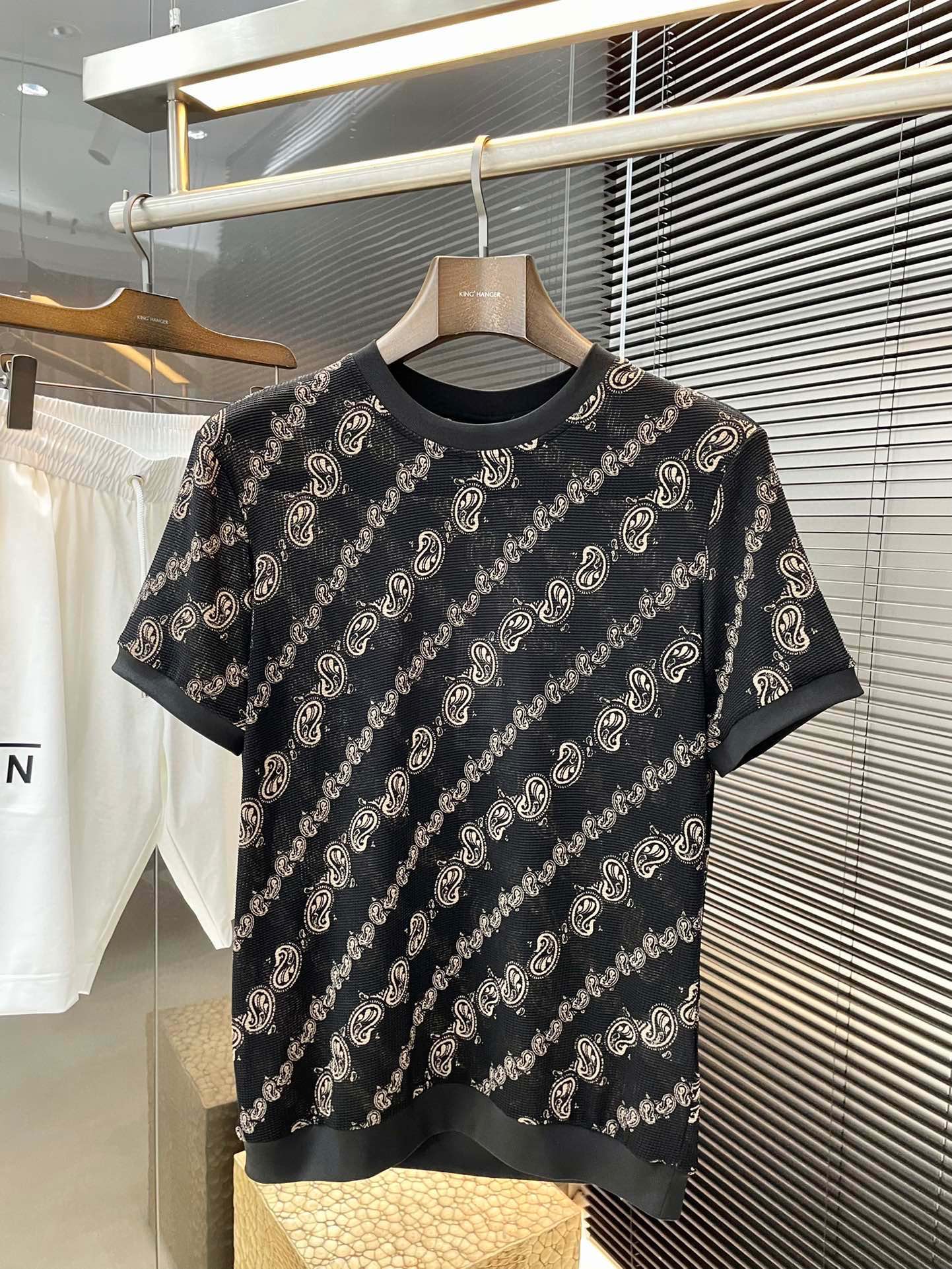 NO:474744,P Gucci series VIP high-end customization 2025 new short-sleeved versatile styles, anyone can easily control the fabric fully customized craftsmanship, high-quality first-class Jinmin fabric, the fabric feels soft, the upper body is comfortable and soft. The simple style is very classy, ​​simple and unique, and the slightly wide-size style is very exquisite, showing the aura, and highlighting the exquisiteness of business men!  Size M-3XL, gucci, gucci, T-shirt, alexander wang19860909P  Gucci（古驰）系列 VIP高级定制 2025新款短袖 百搭款式 任何人都可以轻松驾驭 面料全订制工艺 高定一等品锦氨面料 面料手感柔软,上身舒适柔软 简约的款式非常显档次,简约个性时尚,微阔版型剪裁非常精致,显气场,又会凸显商务男士的精致！尺码 M-3XL,,gucci,gucci,T-shirt,alexander wang,Men's clothing