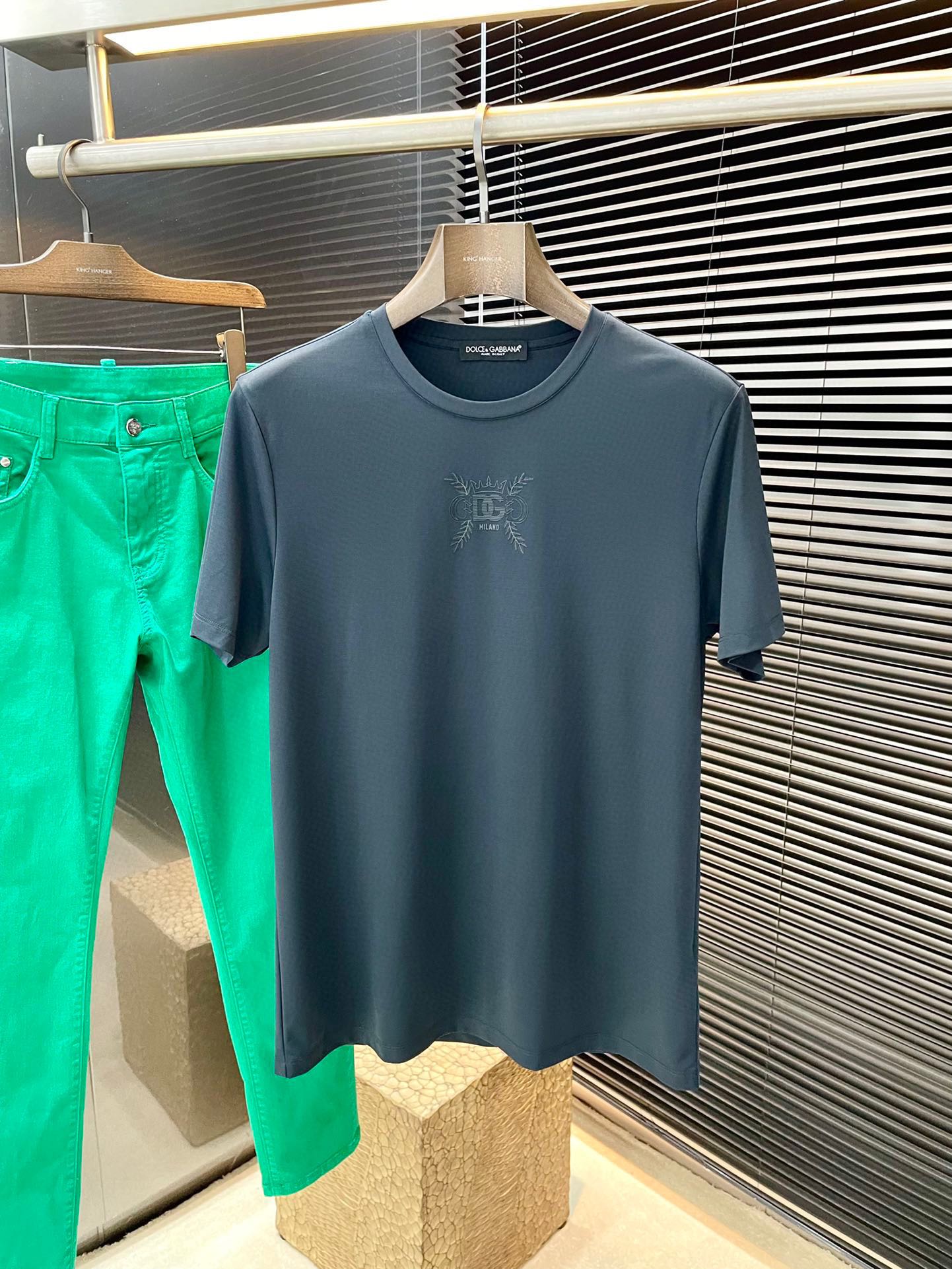 NO:474749,P Dolce & Gabbana- (Dolce & Gabbana) series VIP high-end customization 2025 spring and summer new short-sleeved versatile styles anyone can easily control. Fully customized fabrics, high-quality viscose fabrics. The fabric feels soft and the upper body is comfortable and soft. The simple style is very classy, ​​simple and unique, fashionable, the style is very exquisite, showing the aura, and will highlight the exquisiteness of business men!  Size M-3XL, Dolce & Gabbana, Dolce & Gabbana, T-shirt, alexander wang19860909P  Dolce&Gabbana-（杜嘉班纳）系列 VIP高级定制 2025春夏季新款短袖 百搭款式 任何人都可以轻松驾驭 面料全订制 高定一等品粘纤面料 面料手感柔软,上身舒适柔软 简约的款式非常显档次,简约个性时尚,版型剪裁非常精致,显气场,又会凸显商务男士的精致！尺码 M-3XL,,Dolce&Gabbana,Dolce&Gabbana,T-shirt,alexander wang,Men's clothing