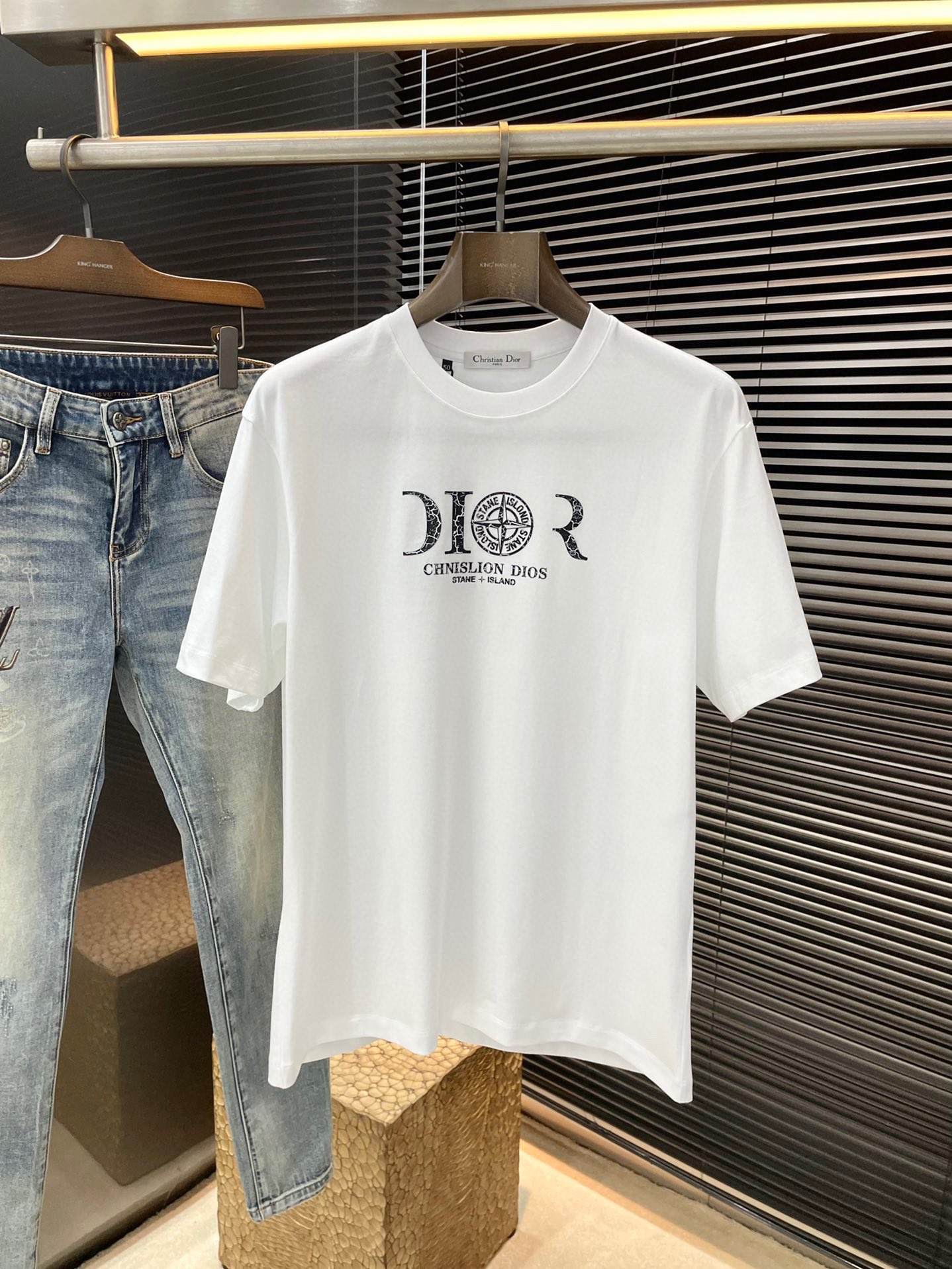 NO:474753,P Dior- (Dior) series VIP high-end customization 2025 spring and summer new short-sleeved style versatile styles anyone can easily control. Fully customized fabrics, high-quality cotton fabrics. The fabric feels soft and comfortable and soft on the upper body. The simple style is very classy, ​​simple and unique, fashionable, the style is very exquisite, showing the aura, and it will highlight the exquisiteness of business men!  Size M-3XL,,dior,dior,T-shirt,alexander wang19860909P  Dior-（迪奥）系列 VIP高级定制 2025春夏季新款短袖 百搭款式 任何人都可以轻松驾驭 面料全订制 高定一等品棉面料 面料手感柔软,上身舒适柔软 简约的款式非常显档次,简约个性时尚,版型剪裁非常精致,显气场,又会凸显商务男士的精致！尺码 M-3XL,,dior,dior,T-shirt,alexander wang,Men's clothing