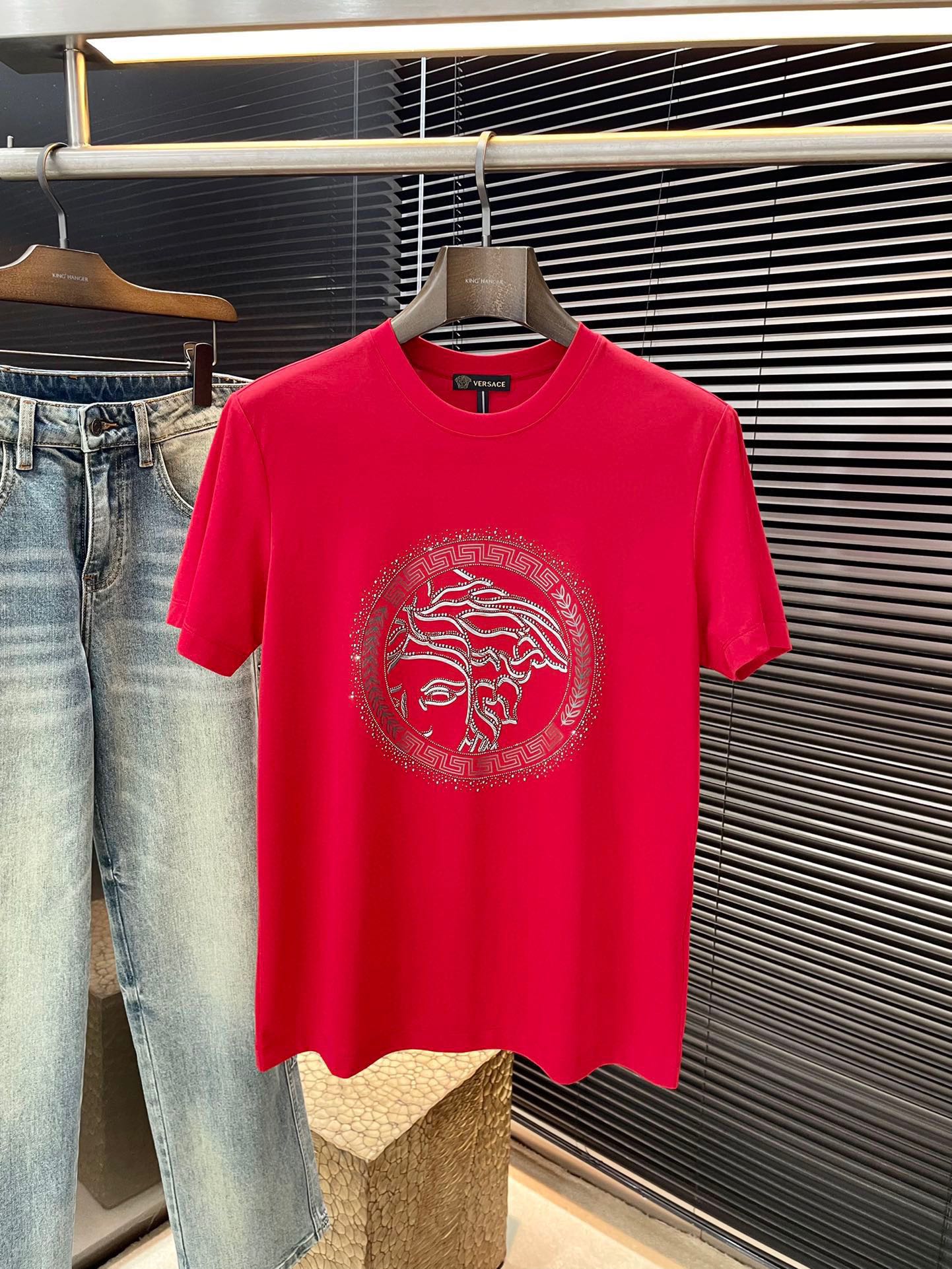 NO:474763,P Versace- (Versace) series VIP high-end customization 2025 spring and summer new short-sleeved style versatile styles anyone can easily control. Fully customized fabrics, high-quality silk cotton fabric. The fabric feels soft and the upper body is comfortable and soft. The simple style is very classy, ​​simple and unique, fashionable, the style is very exquisite, showing the aura, and it will highlight the exquisiteness of business men!  Size 48-56, versace, versace, T-shirt, alexander wang19860909P  Versace-（范思哲）系列 VIP高级定制 2025春夏季新款短袖 百搭款式 任何人都可以轻松驾驭 面料全订制 高定一等品蚕丝棉面料 面料手感柔软,上身舒适柔软 简约的款式非常显档次,简约个性时尚,版型剪裁非常精致,显气场,又会凸显商务男士的精致！尺码 48-56,,versace,versace,T-shirt,alexander wang,Men's clothing