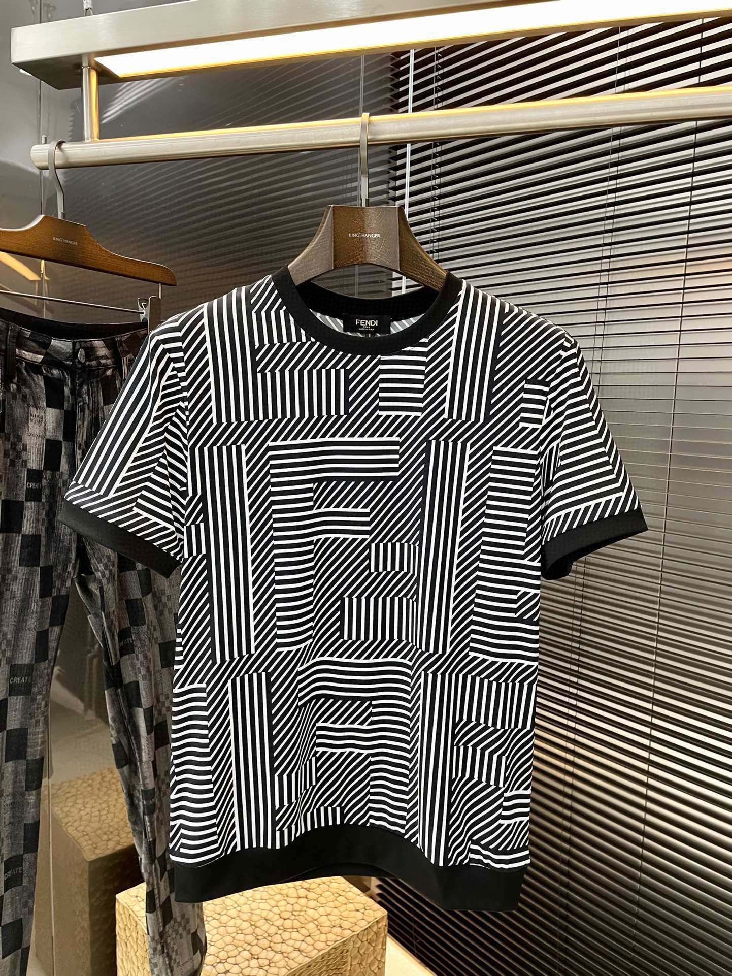 NO:474767,P FENDI- (Fendi) series VIP high-end customization 2025 spring and summer new short-sleeved style versatile styles anyone can easily control. Fully customized fabric craftsmanship, high-quality digital printed nylon fabric. The fabric feels soft and the upper body is comfortable and soft. The simple style is very classy, ​​simple and unique, and the style is very exquisite, showing the aura, and it will highlight the exquisiteness of business men!  Size M-3XL, fendi, fendi, T-shirt, alexander wang19860909P  FENDI-（芬迪）系列 VIP高级定制 2025春夏季新款短袖 百搭款式 任何人都可以轻松驾驭 面料全订制工艺 高定一等品数码印花锦纶面料 面料手感柔软,上身舒适柔软 简约的款式非常显档次,简约个性时尚,版型剪裁非常精致,显气场,又会凸显商务男士的精致！尺码 M-3XL,,fendi,fendi,T-shirt,alexander wang,Men's clothing