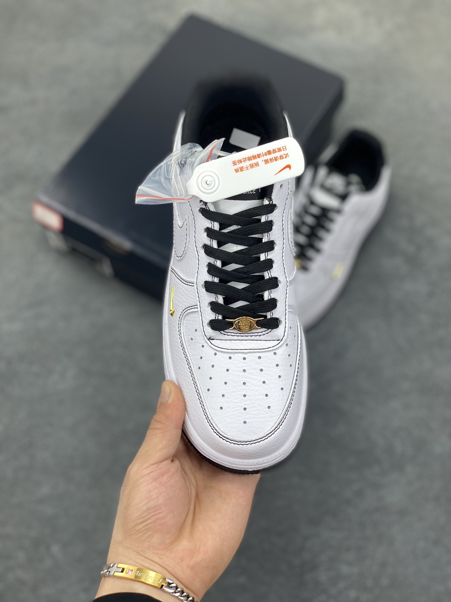 图片[2]-Nike Air Force 1 Low 白黑线小金勾 空军一号低帮运动休闲板鞋 原楦头原纸板 打造纯正空军版型#专注外贸渠道 全掌内置蜂窝气垫 #原盒配件 原厂中底钢印、拉帮完美 货号：IB6543-101 尺码：36 36.5 37.5 38 38.5 39 40 40.5 41 42 42.5 43 44 44.5 45-选品中心