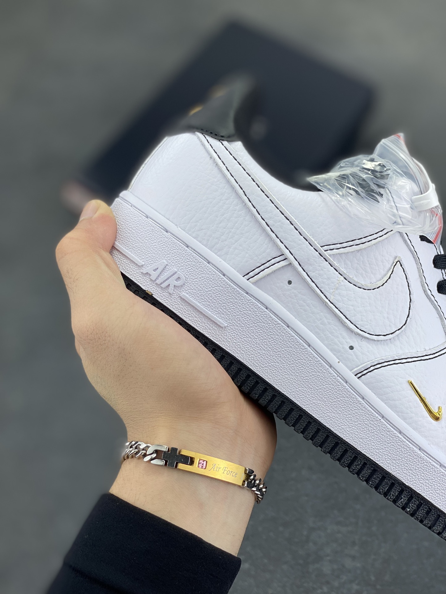 图片[6]-Nike Air Force 1 Low 白黑线小金勾 空军一号低帮运动休闲板鞋 原楦头原纸板 打造纯正空军版型#专注外贸渠道 全掌内置蜂窝气垫 #原盒配件 原厂中底钢印、拉帮完美 货号：IB6543-101 尺码：36 36.5 37.5 38 38.5 39 40 40.5 41 42 42.5 43 44 44.5 45-选品中心