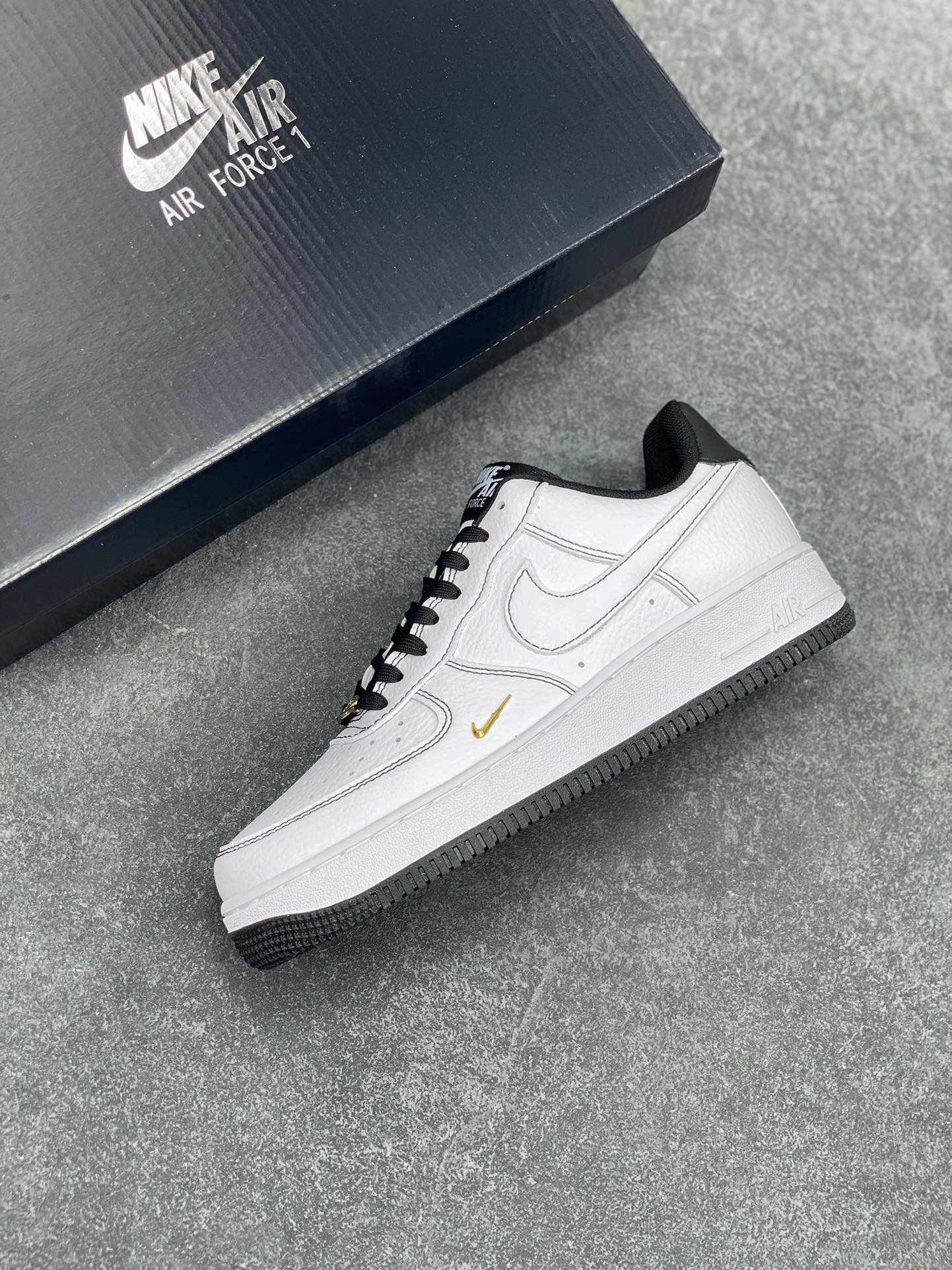 图片[7]-Nike Air Force 1 Low 白黑线小金勾 空军一号低帮运动休闲板鞋 原楦头原纸板 打造纯正空军版型#专注外贸渠道 全掌内置蜂窝气垫 #原盒配件 原厂中底钢印、拉帮完美 货号：IB6543-101 尺码：36 36.5 37.5 38 38.5 39 40 40.5 41 42 42.5 43 44 44.5 45-选品中心