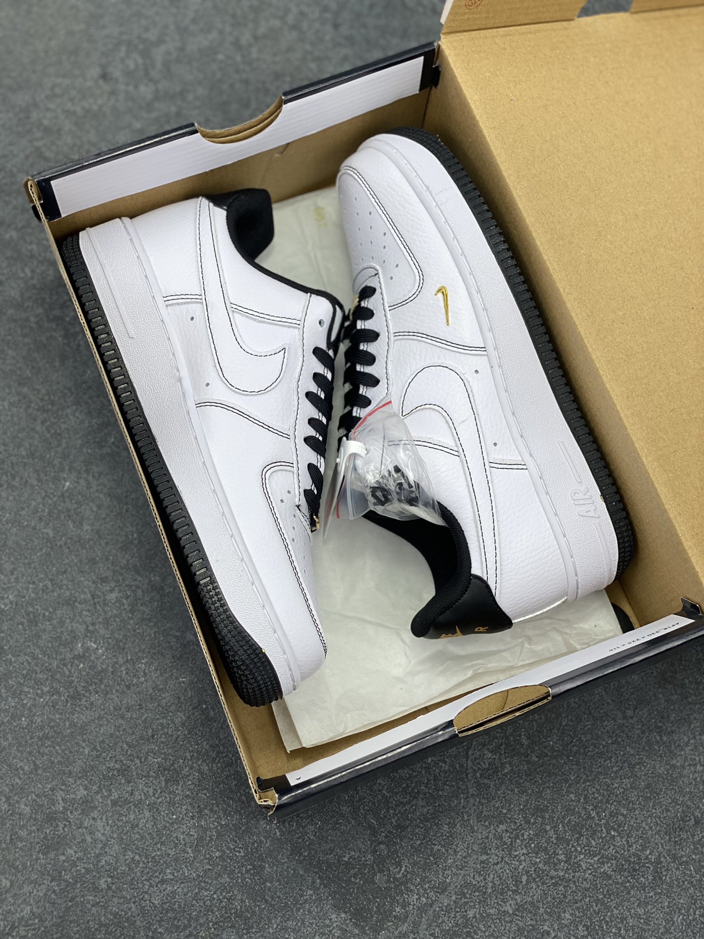 图片[9]-Nike Air Force 1 Low 白黑线小金勾 空军一号低帮运动休闲板鞋 原楦头原纸板 打造纯正空军版型#专注外贸渠道 全掌内置蜂窝气垫 #原盒配件 原厂中底钢印、拉帮完美 货号：IB6543-101 尺码：36 36.5 37.5 38 38.5 39 40 40.5 41 42 42.5 43 44 44.5 45-选品中心