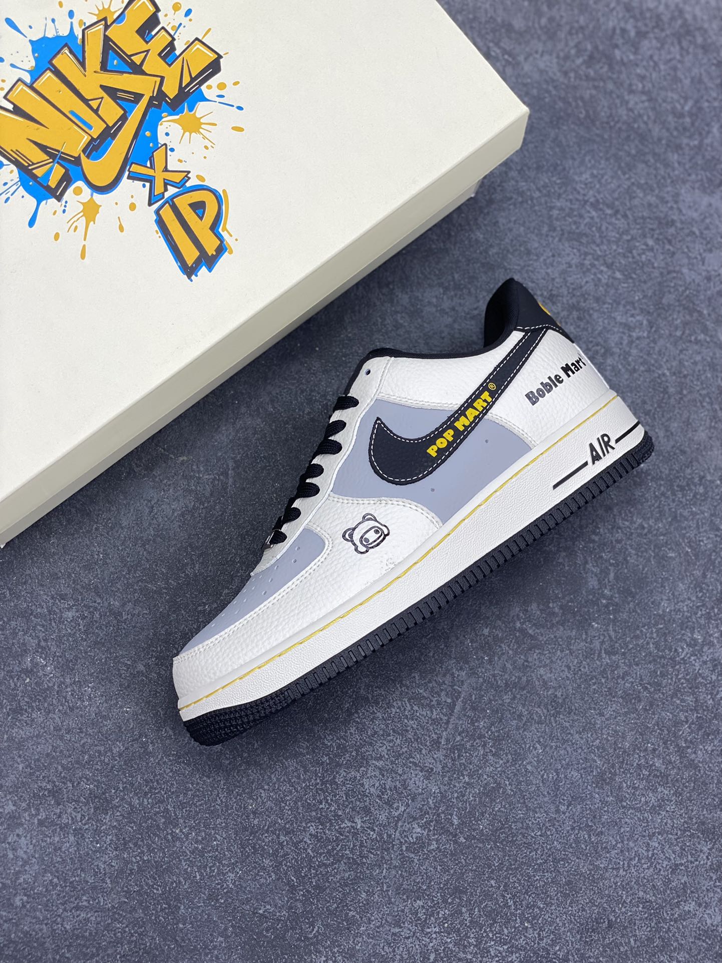 图片[7]-NIke Air Force 1 \’07 Low 泡泡玛特联名–白灰黑金 空军一号低帮 运动鞋 休闲鞋 折边针车 工艺难度大 原楦头原纸板 原装鞋盒 原厂鞋底 超高清洁度 细节完美 货号：SC0601-564 尺码：36 36.5 37.5 38 38.5 39 40 40.5 41 42 42.5 43 44 44.5 45-选品中心