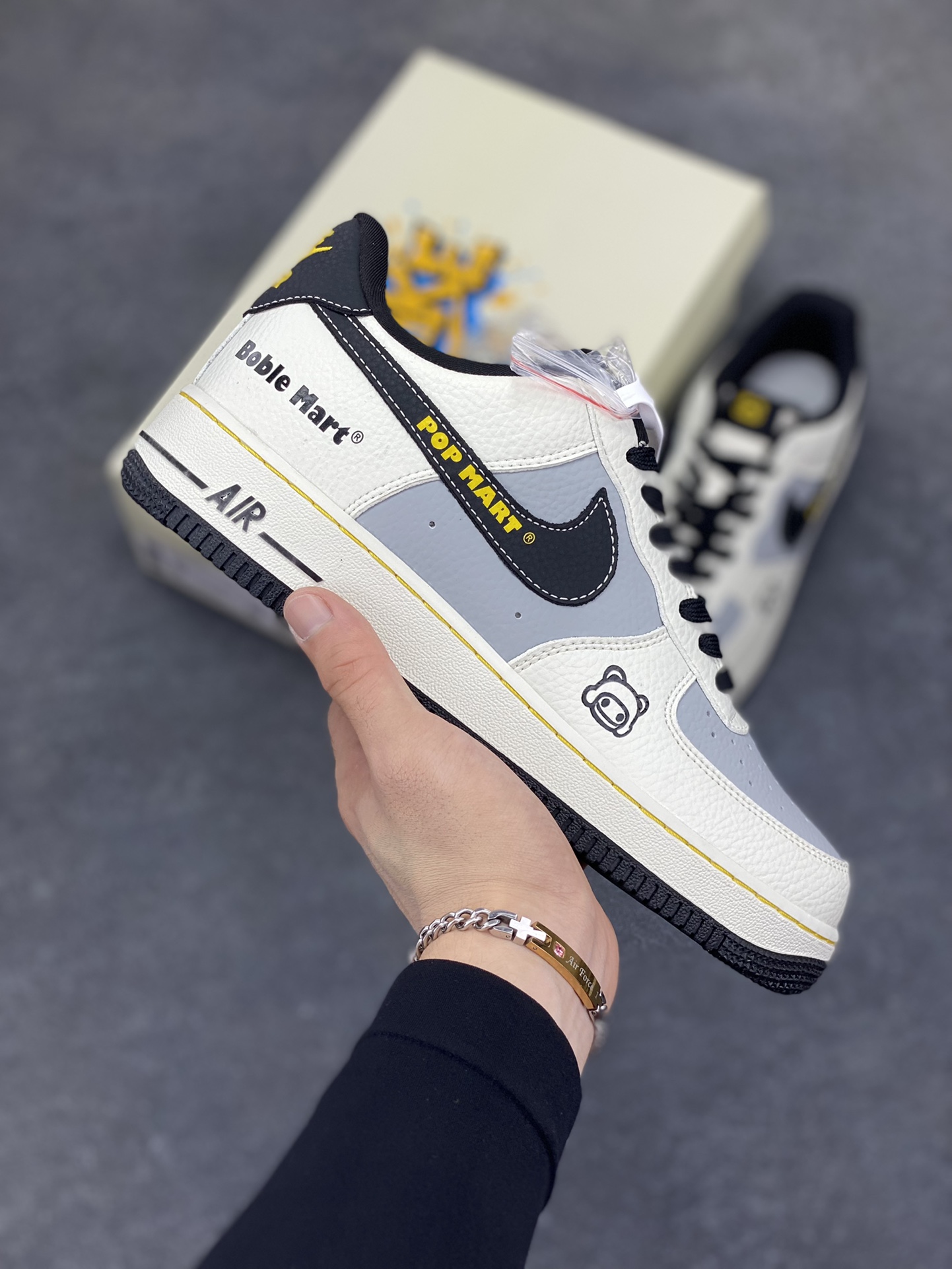 NIke Air Force 1 \’07 Low 泡泡玛特联名–白灰黑金 空军一号低帮 运动鞋 休闲鞋 折边针车 工艺难度大 原楦头原纸板 原装鞋盒 原厂鞋底 超高清洁度 细节完美 货号：SC0601-564 尺码：36 36.5 37.5 38 38.5 39 40 40.5 41 42 42.5 43 44 44.5 45-选品中心