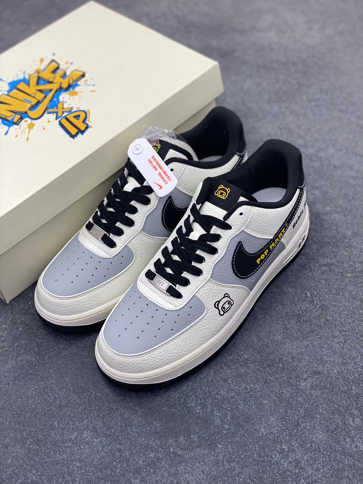 图片[8]-NIke Air Force 1 \’07 Low 泡泡玛特联名–白灰黑金 空军一号低帮 运动鞋 休闲鞋 折边针车 工艺难度大 原楦头原纸板 原装鞋盒 原厂鞋底 超高清洁度 细节完美 货号：SC0601-564 尺码：36 36.5 37.5 38 38.5 39 40 40.5 41 42 42.5 43 44 44.5 45-选品中心