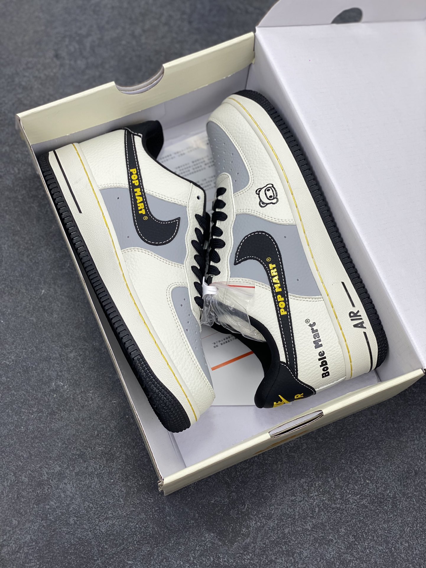 图片[9]-NIke Air Force 1 \’07 Low 泡泡玛特联名–白灰黑金 空军一号低帮 运动鞋 休闲鞋 折边针车 工艺难度大 原楦头原纸板 原装鞋盒 原厂鞋底 超高清洁度 细节完美 货号：SC0601-564 尺码：36 36.5 37.5 38 38.5 39 40 40.5 41 42 42.5 43 44 44.5 45-选品中心