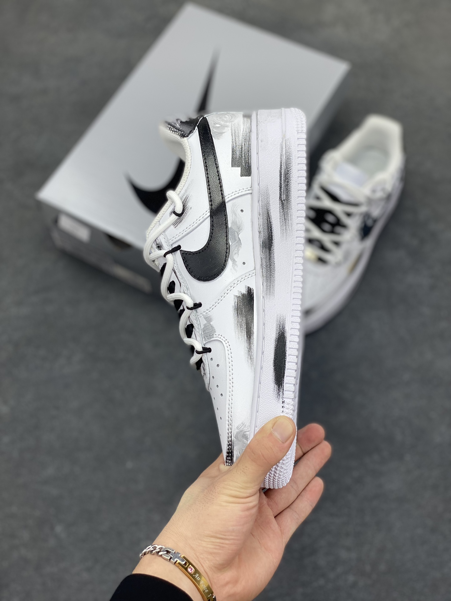 图片[3]-【定制球鞋】纯手工绘画Nike Air Force 1 侠刀 中国风 新中式 武侠 江湖 侠客 逍遥 高街 小众 个性 改色手绘 耐磨 低帮 板鞋 黑白男女同款 黑白灰黑白折边针车 工艺难度大 原楦头原纸板 原装鞋盒 定制五金配件 内置全掌气垫 原厂鞋底 货号：CW2288-111 尺码：36 36.5 37.5 38 38.5 39 40 405. 41 42 42.5 43 44 44.5 45-选品中心