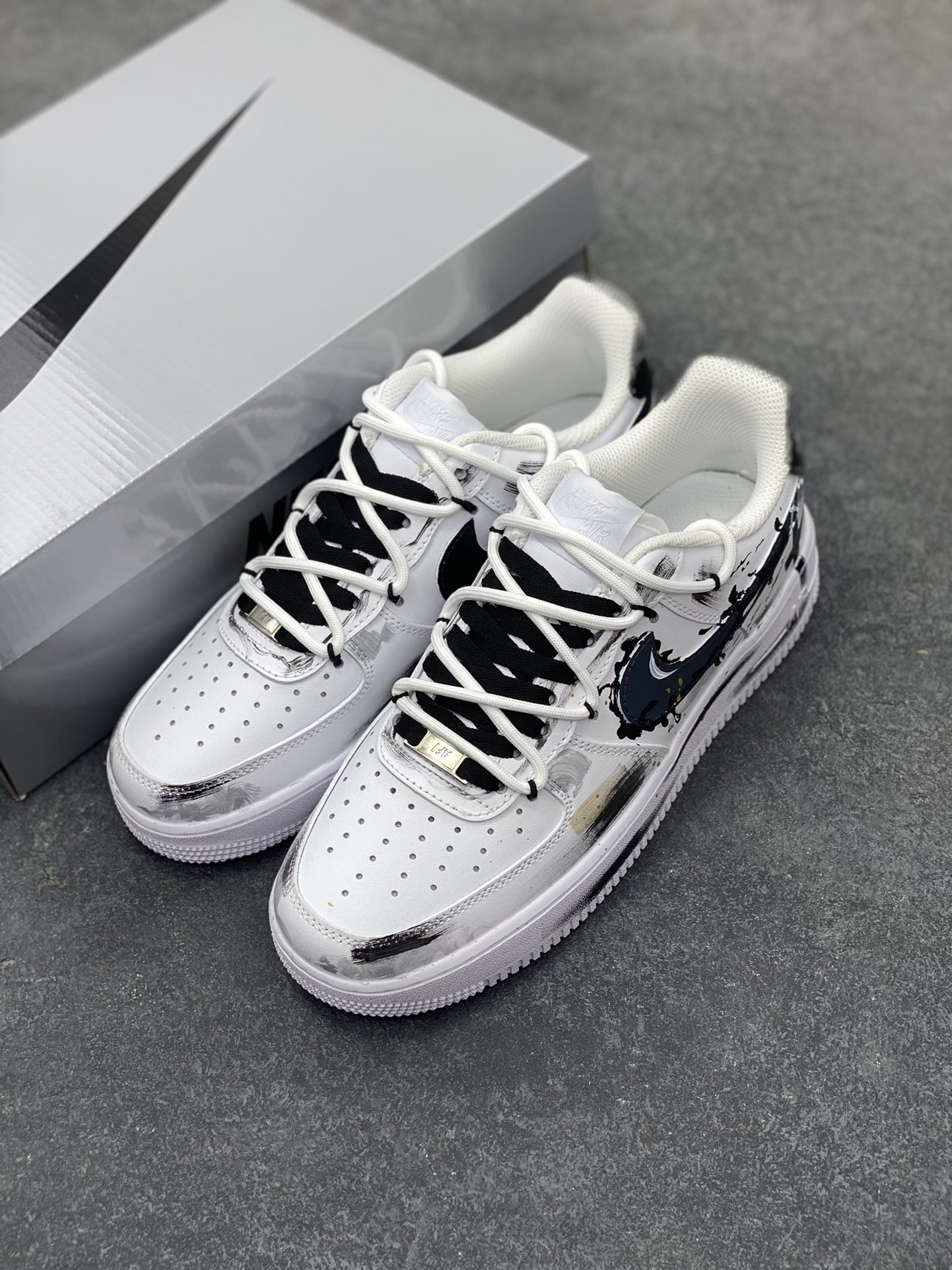 图片[8]-【定制球鞋】纯手工绘画Nike Air Force 1 侠刀 中国风 新中式 武侠 江湖 侠客 逍遥 高街 小众 个性 改色手绘 耐磨 低帮 板鞋 黑白男女同款 黑白灰黑白折边针车 工艺难度大 原楦头原纸板 原装鞋盒 定制五金配件 内置全掌气垫 原厂鞋底 货号：CW2288-111 尺码：36 36.5 37.5 38 38.5 39 40 405. 41 42 42.5 43 44 44.5 45-选品中心