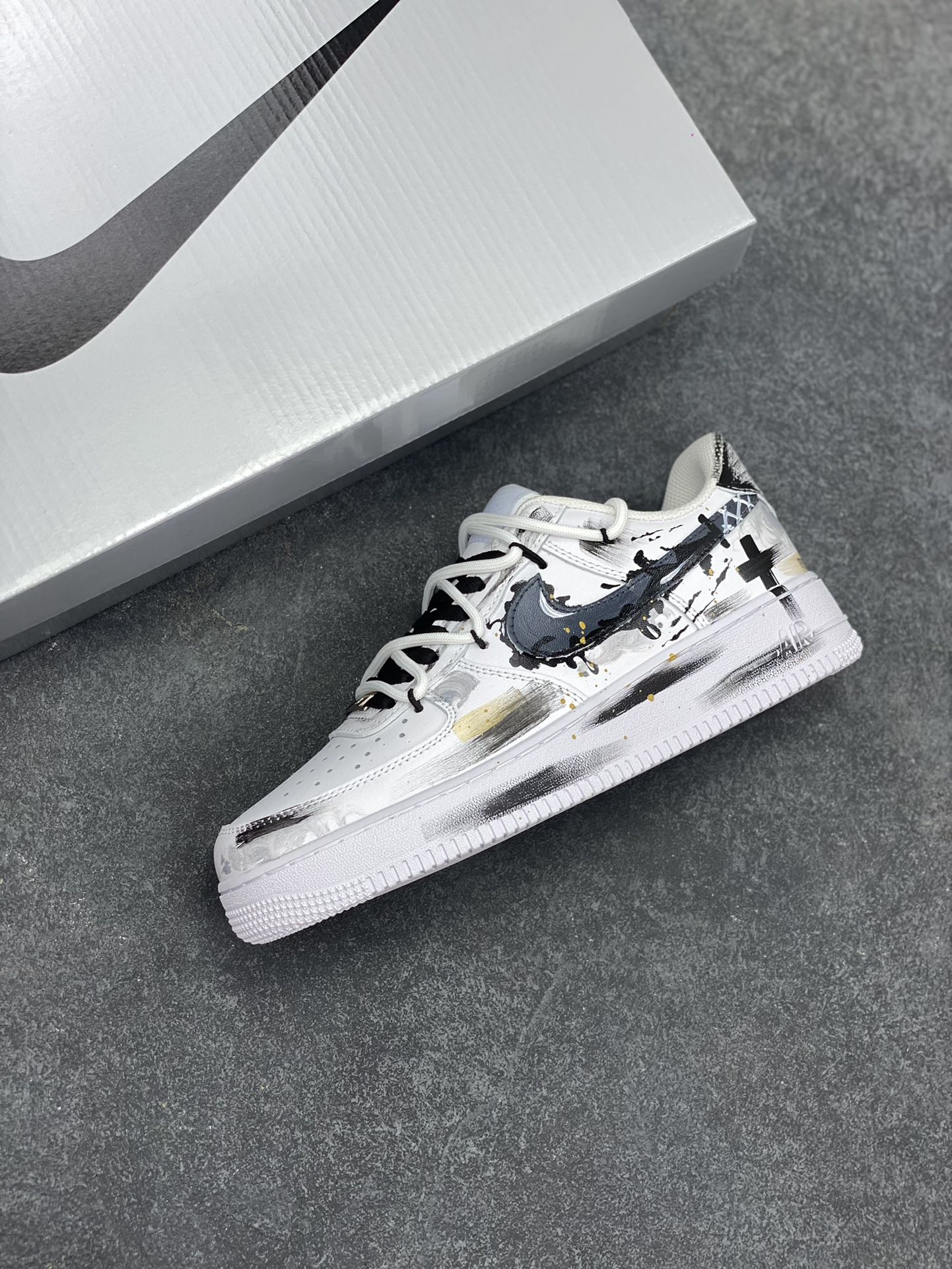 图片[7]-【定制球鞋】纯手工绘画Nike Air Force 1 侠刀 中国风 新中式 武侠 江湖 侠客 逍遥 高街 小众 个性 改色手绘 耐磨 低帮 板鞋 黑白男女同款 黑白灰黑白折边针车 工艺难度大 原楦头原纸板 原装鞋盒 定制五金配件 内置全掌气垫 原厂鞋底 货号：CW2288-111 尺码：36 36.5 37.5 38 38.5 39 40 405. 41 42 42.5 43 44 44.5 45-选品中心