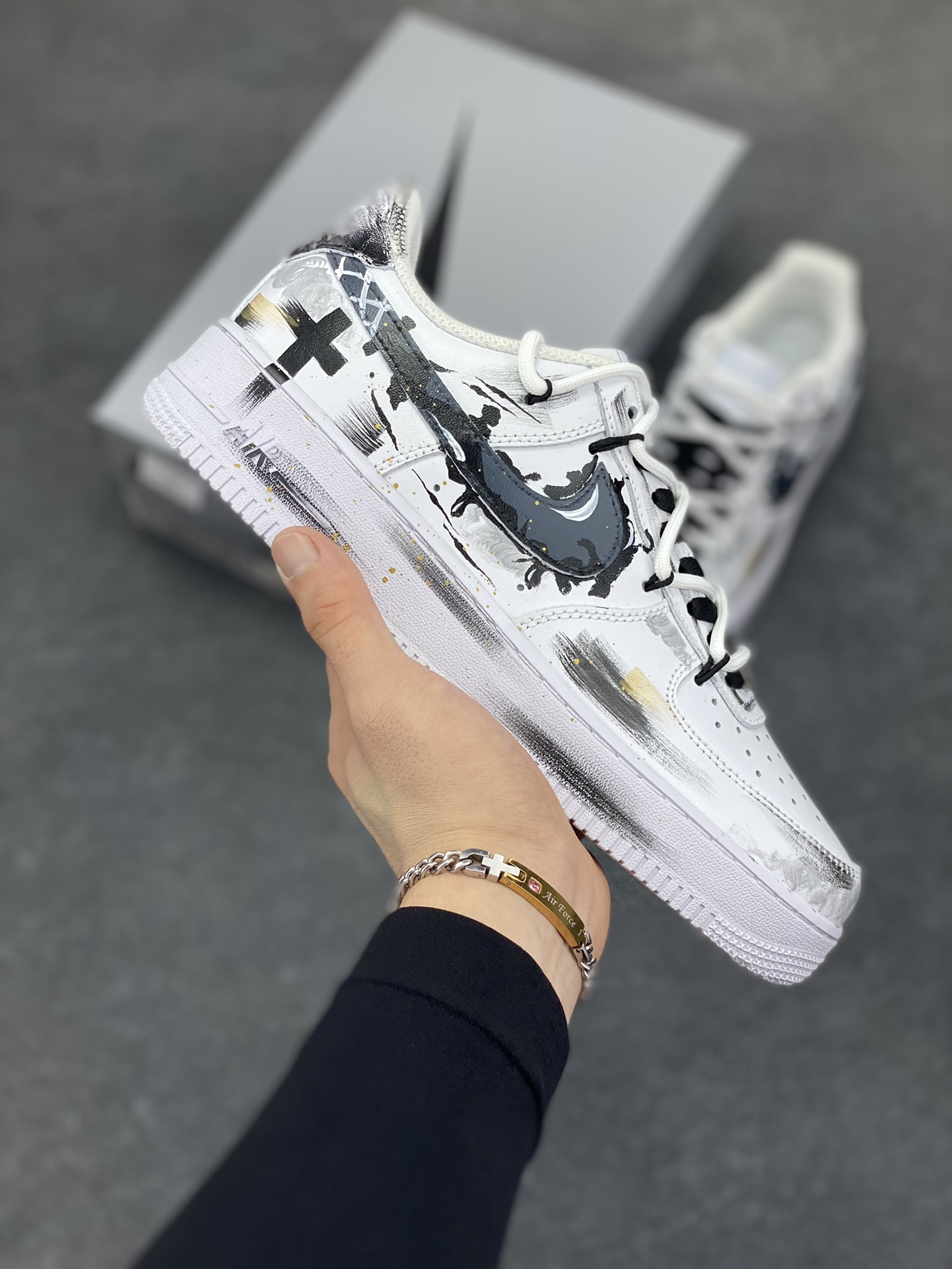 【定制球鞋】纯手工绘画Nike Air Force 1 侠刀 中国风 新中式 武侠 江湖 侠客 逍遥 高街 小众 个性 改色手绘 耐磨 低帮 板鞋 黑白男女同款 黑白灰黑白折边针车 工艺难度大 原楦头原纸板 原装鞋盒 定制五金配件 内置全掌气垫 原厂鞋底 货号：CW2288-111 尺码：36 36.5 37.5 38 38.5 39 40 405. 41 42 42.5 43 44 44.5 45-选品中心