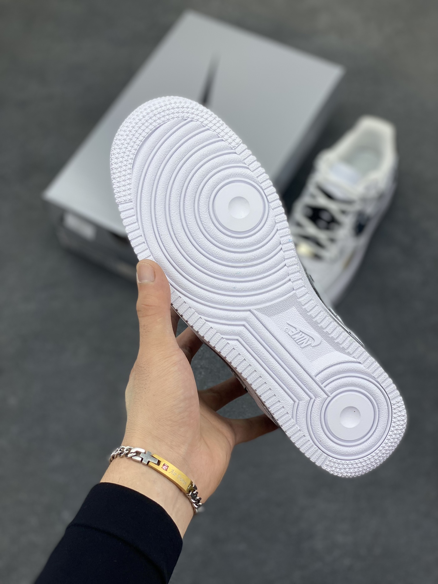 图片[5]-【定制球鞋】纯手工绘画Nike Air Force 1 侠刀 中国风 新中式 武侠 江湖 侠客 逍遥 高街 小众 个性 改色手绘 耐磨 低帮 板鞋 黑白男女同款 黑白灰黑白折边针车 工艺难度大 原楦头原纸板 原装鞋盒 定制五金配件 内置全掌气垫 原厂鞋底 货号：CW2288-111 尺码：36 36.5 37.5 38 38.5 39 40 405. 41 42 42.5 43 44 44.5 45-选品中心