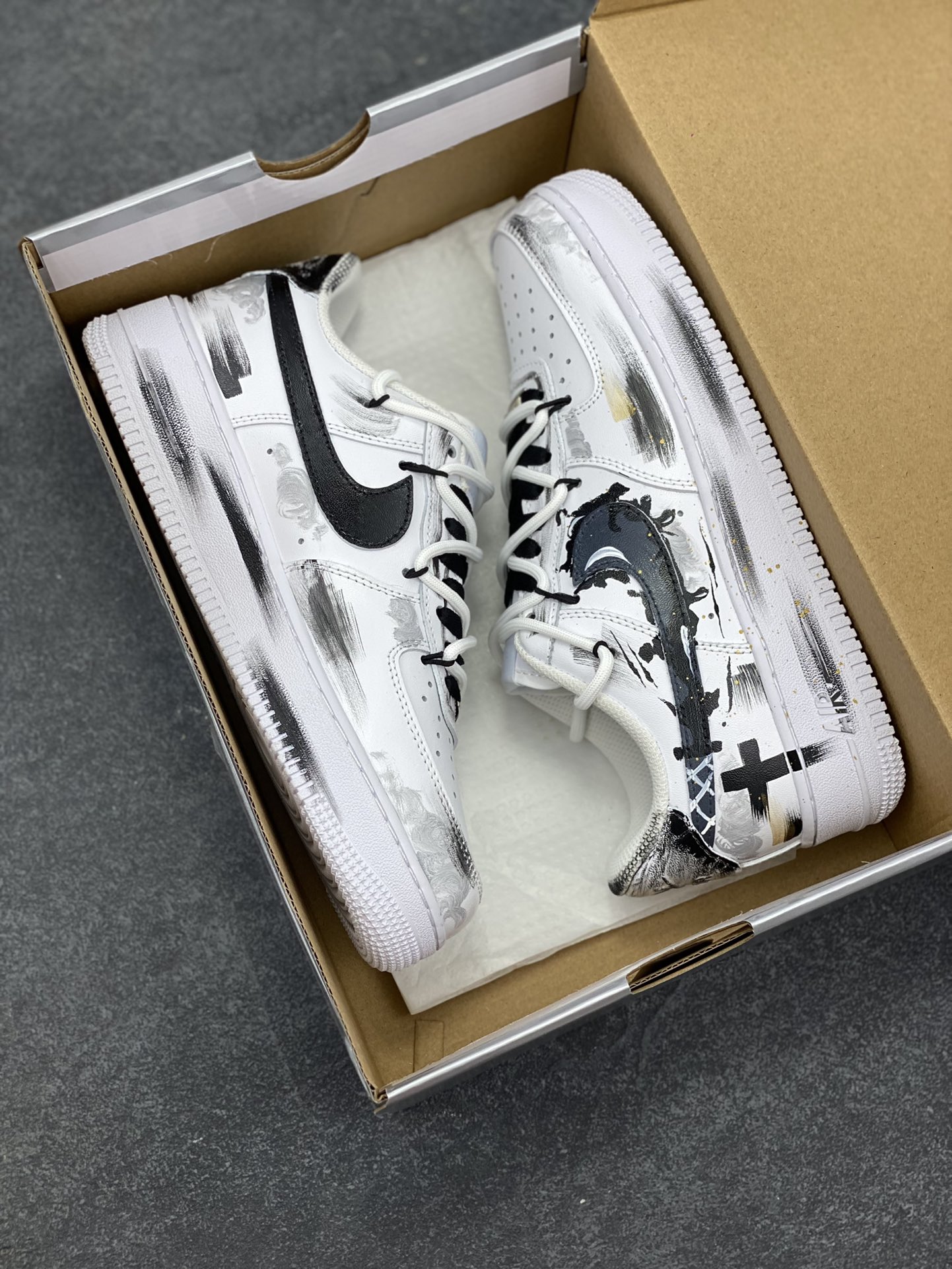 图片[9]-【定制球鞋】纯手工绘画Nike Air Force 1 侠刀 中国风 新中式 武侠 江湖 侠客 逍遥 高街 小众 个性 改色手绘 耐磨 低帮 板鞋 黑白男女同款 黑白灰黑白折边针车 工艺难度大 原楦头原纸板 原装鞋盒 定制五金配件 内置全掌气垫 原厂鞋底 货号：CW2288-111 尺码：36 36.5 37.5 38 38.5 39 40 405. 41 42 42.5 43 44 44.5 45-选品中心