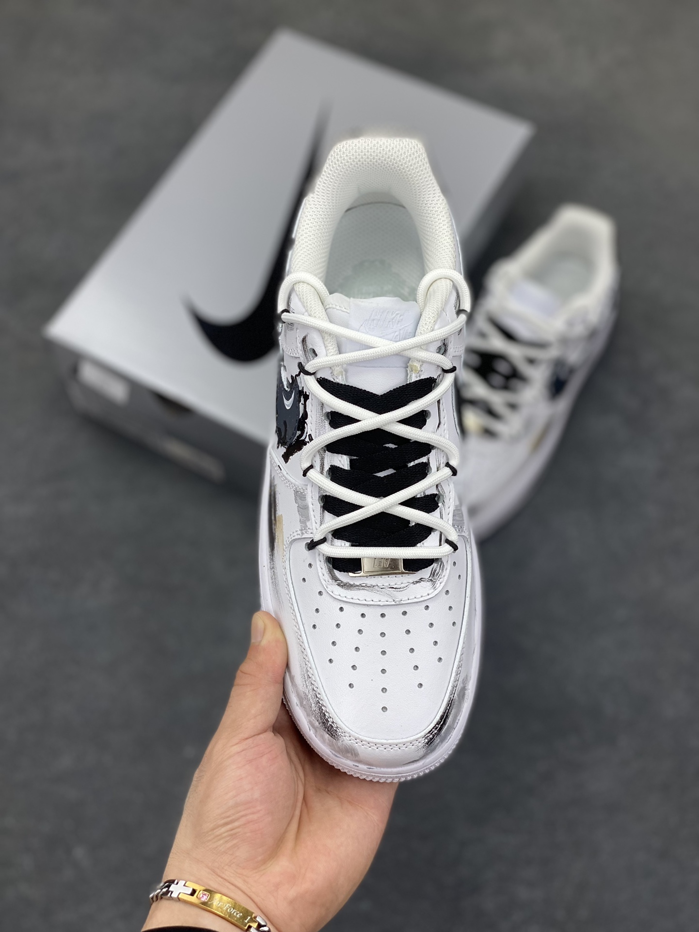 图片[2]-【定制球鞋】纯手工绘画Nike Air Force 1 侠刀 中国风 新中式 武侠 江湖 侠客 逍遥 高街 小众 个性 改色手绘 耐磨 低帮 板鞋 黑白男女同款 黑白灰黑白折边针车 工艺难度大 原楦头原纸板 原装鞋盒 定制五金配件 内置全掌气垫 原厂鞋底 货号：CW2288-111 尺码：36 36.5 37.5 38 38.5 39 40 405. 41 42 42.5 43 44 44.5 45-选品中心