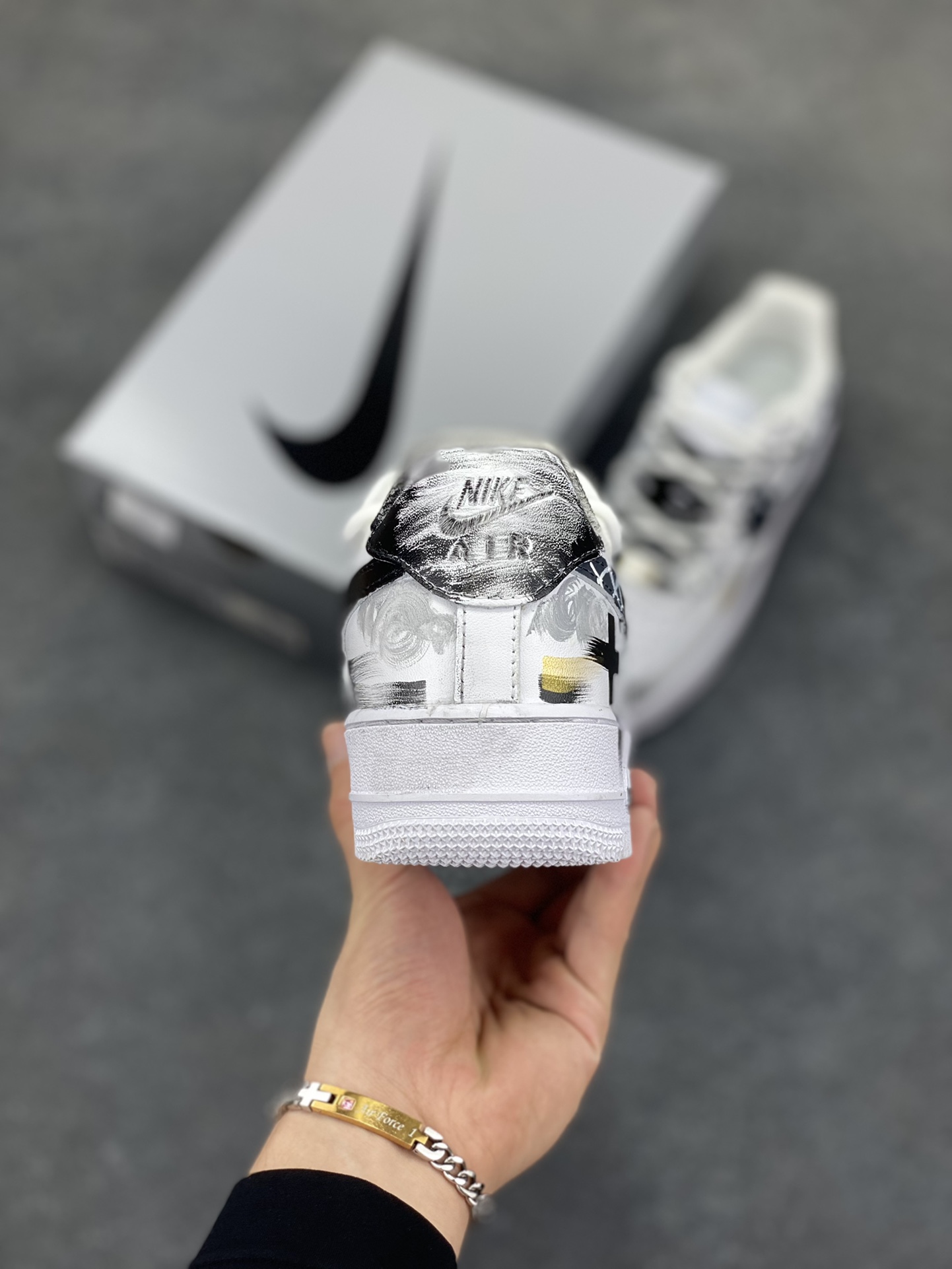 图片[4]-【定制球鞋】纯手工绘画Nike Air Force 1 侠刀 中国风 新中式 武侠 江湖 侠客 逍遥 高街 小众 个性 改色手绘 耐磨 低帮 板鞋 黑白男女同款 黑白灰黑白折边针车 工艺难度大 原楦头原纸板 原装鞋盒 定制五金配件 内置全掌气垫 原厂鞋底 货号：CW2288-111 尺码：36 36.5 37.5 38 38.5 39 40 405. 41 42 42.5 43 44 44.5 45-选品中心