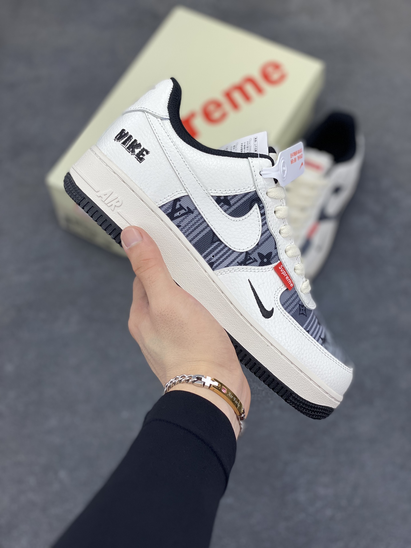 Nike Air Force 1 Low 空军一号低帮百搭休闲运动板鞋。柔软、弹性十足的缓震性能和出色的中底设计，横跨复古与现代的外型结合，造就出风靡全球三十多年的Force 1，直到今天还深受青睐。 货号：AM1588-016 尺码：36 36.5 37.5 38 38.5 39 40 40.5 41 42 42.5 43 44 44.5 45-选品中心