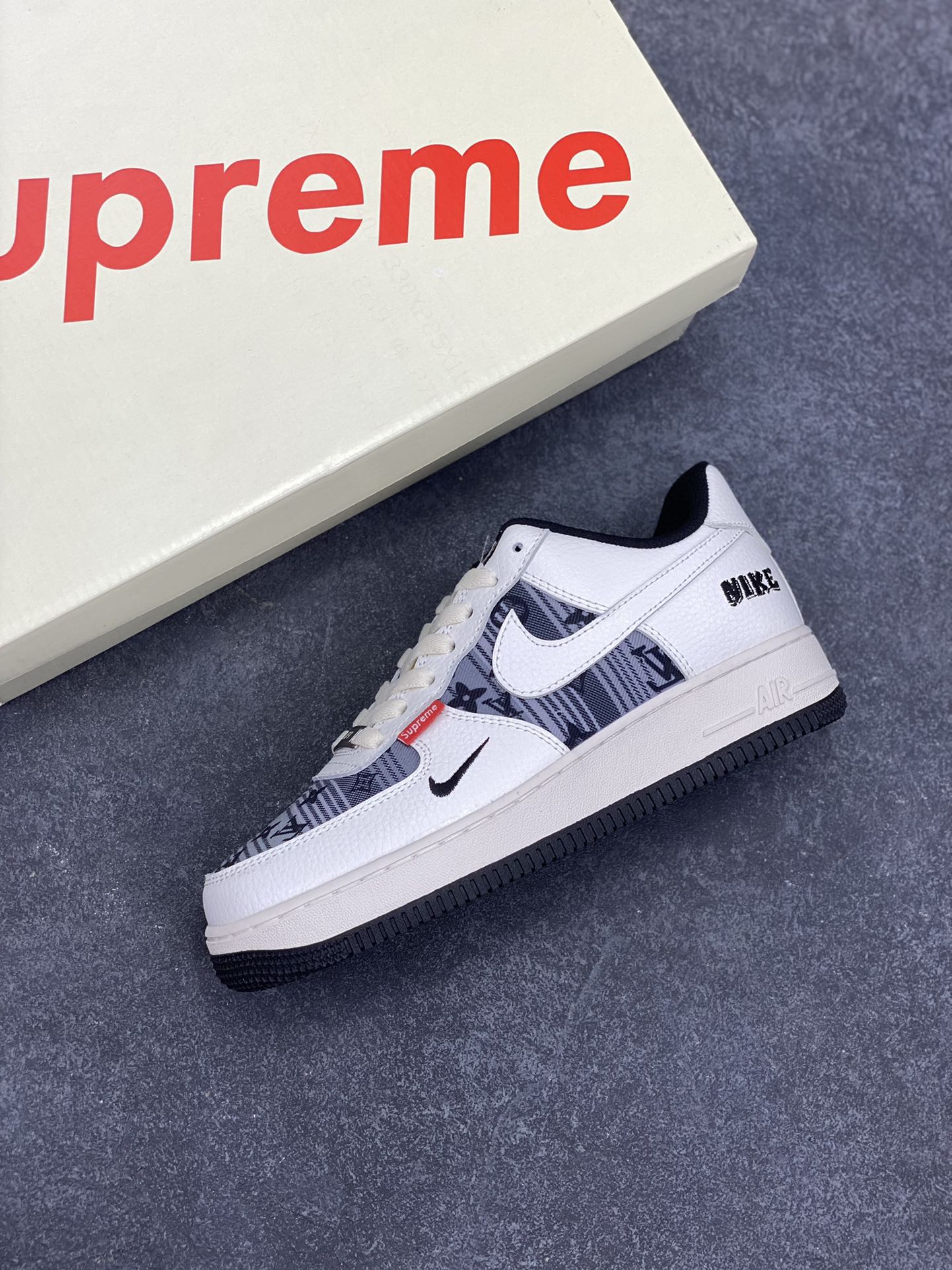 图片[7]-Nike Air Force 1 Low 空军一号低帮百搭休闲运动板鞋。柔软、弹性十足的缓震性能和出色的中底设计，横跨复古与现代的外型结合，造就出风靡全球三十多年的Force 1，直到今天还深受青睐。 货号：AM1588-016 尺码：36 36.5 37.5 38 38.5 39 40 40.5 41 42 42.5 43 44 44.5 45-选品中心