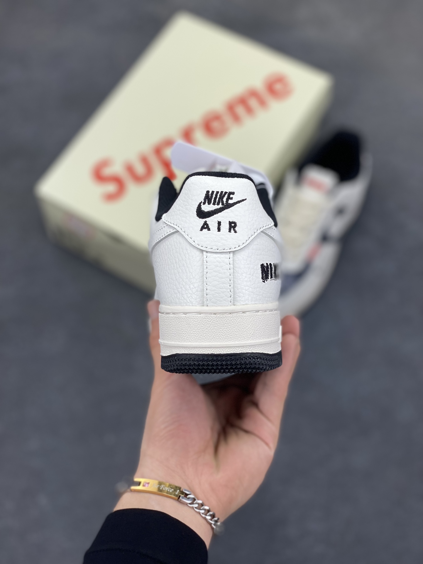 图片[4]-Nike Air Force 1 Low 空军一号低帮百搭休闲运动板鞋。柔软、弹性十足的缓震性能和出色的中底设计，横跨复古与现代的外型结合，造就出风靡全球三十多年的Force 1，直到今天还深受青睐。 货号：AM1588-016 尺码：36 36.5 37.5 38 38.5 39 40 40.5 41 42 42.5 43 44 44.5 45-选品中心