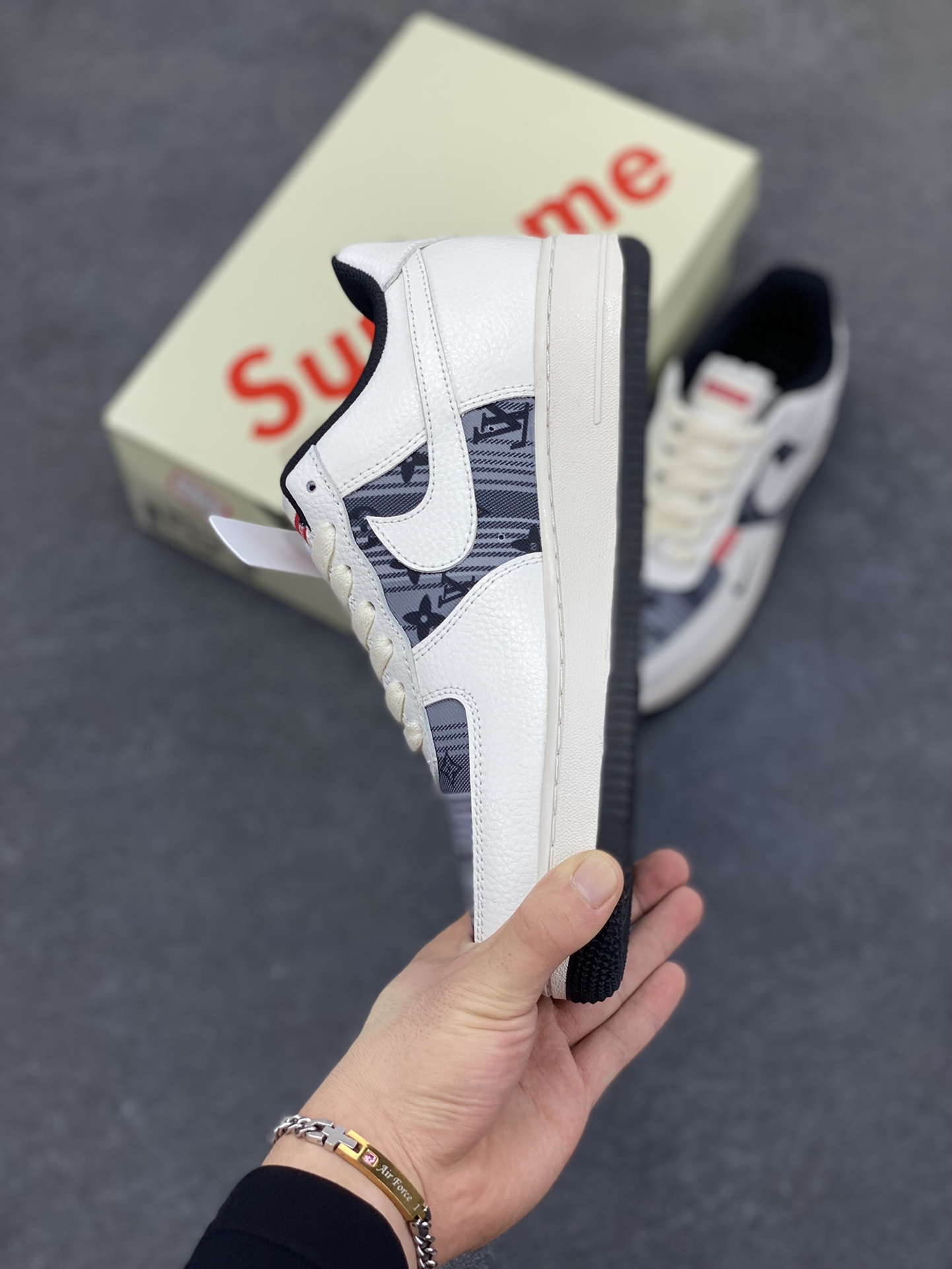 图片[3]-Nike Air Force 1 Low 空军一号低帮百搭休闲运动板鞋。柔软、弹性十足的缓震性能和出色的中底设计，横跨复古与现代的外型结合，造就出风靡全球三十多年的Force 1，直到今天还深受青睐。 货号：AM1588-016 尺码：36 36.5 37.5 38 38.5 39 40 40.5 41 42 42.5 43 44 44.5 45-选品中心