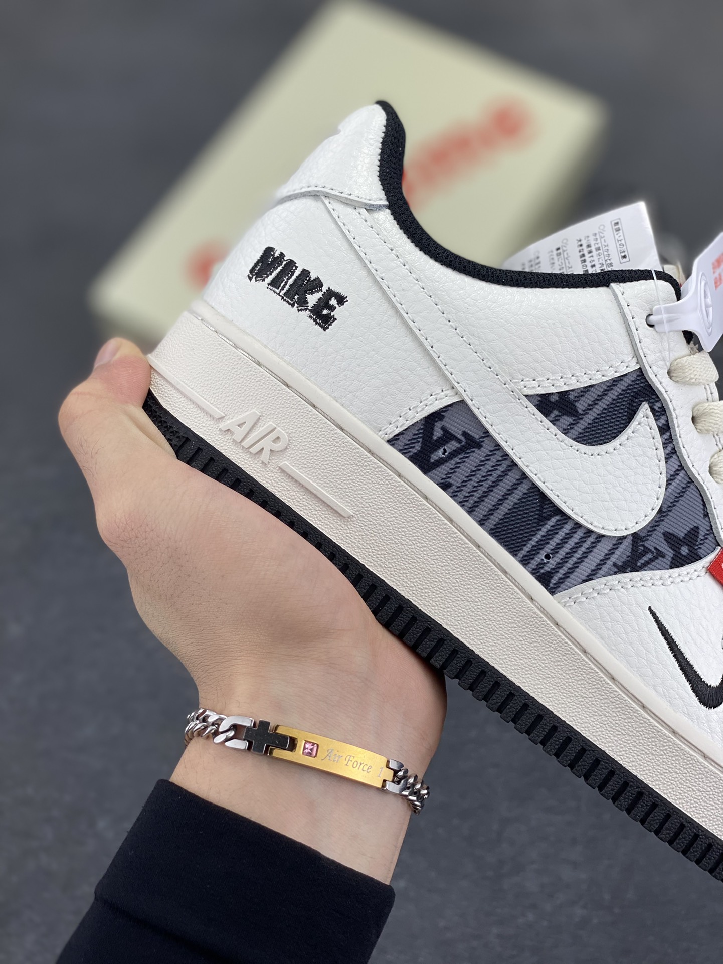 图片[6]-Nike Air Force 1 Low 空军一号低帮百搭休闲运动板鞋。柔软、弹性十足的缓震性能和出色的中底设计，横跨复古与现代的外型结合，造就出风靡全球三十多年的Force 1，直到今天还深受青睐。 货号：AM1588-016 尺码：36 36.5 37.5 38 38.5 39 40 40.5 41 42 42.5 43 44 44.5 45-选品中心