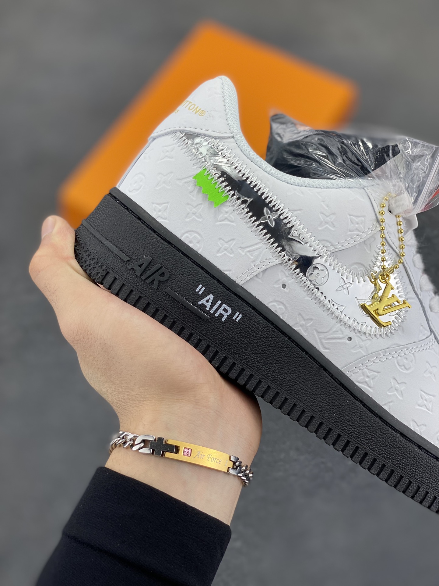 图片[6]-Nike Air Force 1 Low 空军一号低帮百搭休闲运动板鞋。柔软、弹性十足的缓震性能和出色的中底设计，横跨复古与现代的外型结合，造就出风靡全球三十多年的Force 1，直到今天还深受青睐。 货号：IA9VMA 尺码：36 36.5 37.5 38 38.5 39 40 40.5 41 42 42.5 43 44 44.5 45-选品中心