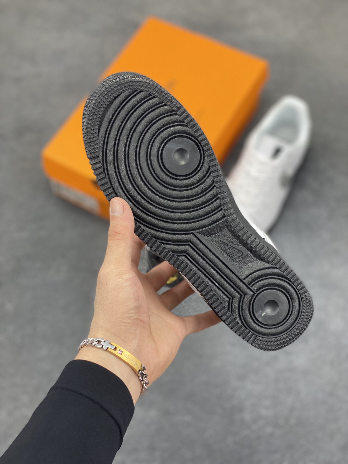 图片[5]-Nike Air Force 1 Low 空军一号低帮百搭休闲运动板鞋。柔软、弹性十足的缓震性能和出色的中底设计，横跨复古与现代的外型结合，造就出风靡全球三十多年的Force 1，直到今天还深受青睐。 货号：IA9VMA 尺码：36 36.5 37.5 38 38.5 39 40 40.5 41 42 42.5 43 44 44.5 45-选品中心