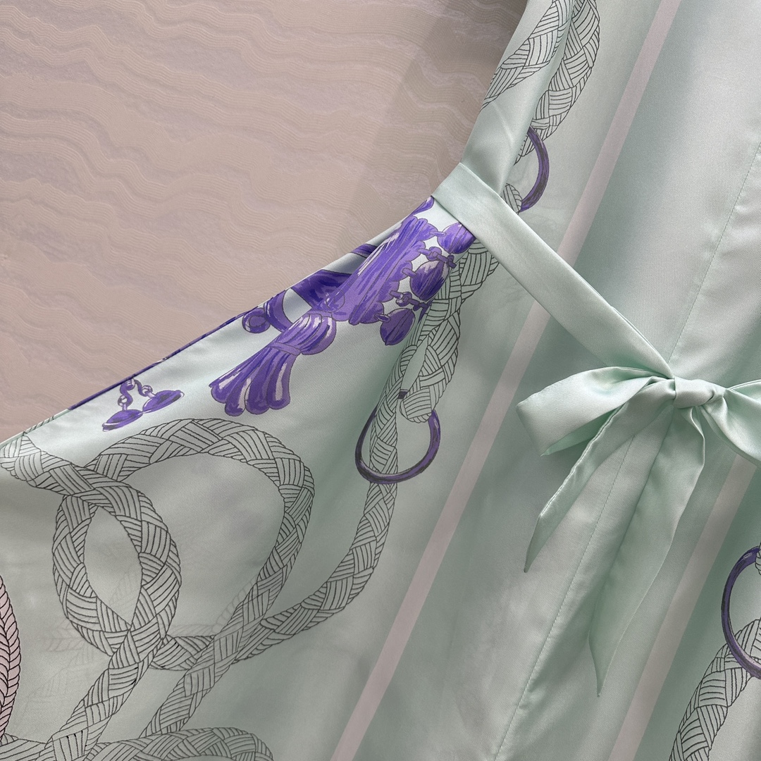 独家首发，原单品质💕 H系25s早秋新品卡夫坦开叉连衣裙！💕薄荷绿Palefroi Remix图案定位印