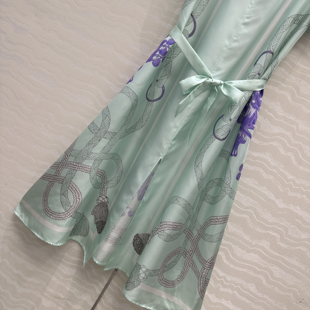 独家首发，原单品质💕 H系25s早秋新品卡夫坦开叉连衣裙！💕薄荷绿Palefroi Remix图案定位印