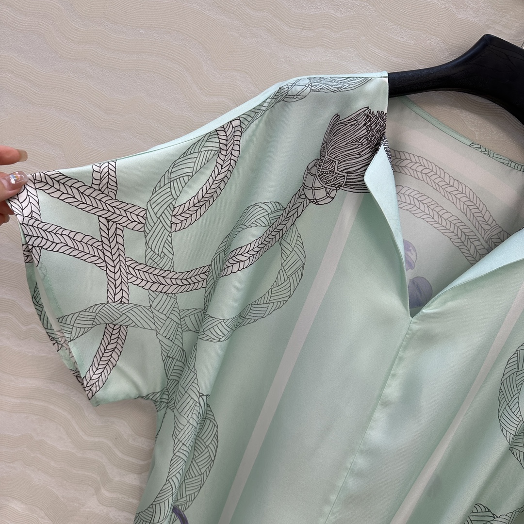 独家首发，原单品质💕 H系25s早秋新品卡夫坦开叉连衣裙！💕薄荷绿Palefroi Remix图案定位印