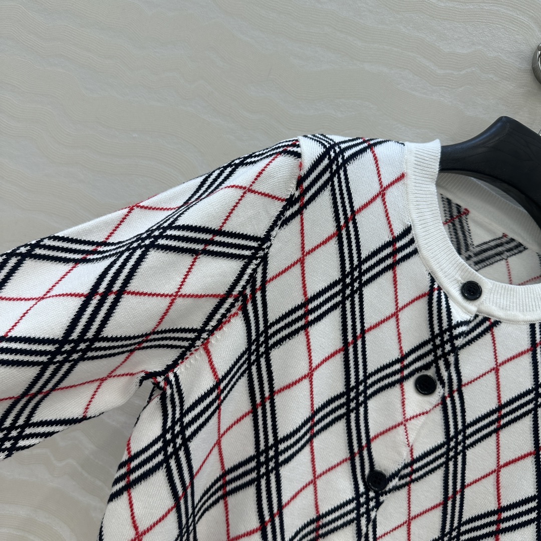 原单品质❤️长期主义Vintage 复古格纹针织小开衫，英伦学院风气质。H小短款版型减龄少女必备。原版定