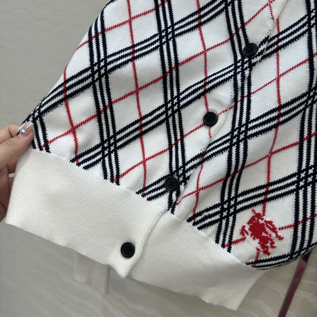 原单品质❤️长期主义Vintage 复古格纹针织小开衫，英伦学院风气质。H小短款版型减龄少女必备。原版定
