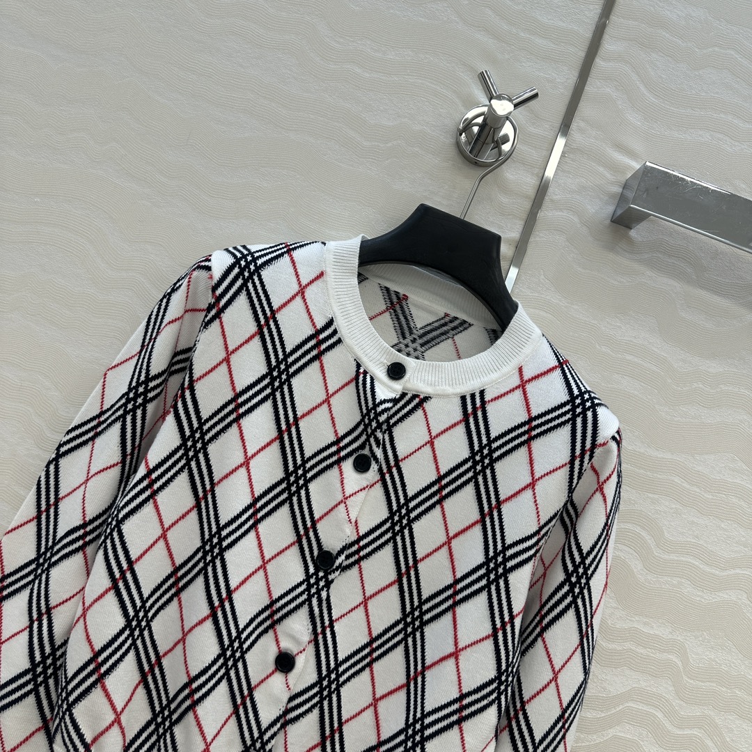原单品质❤️长期主义Vintage 复古格纹针织小开衫，英伦学院风气质。H小短款版型减龄少女必备。原版定