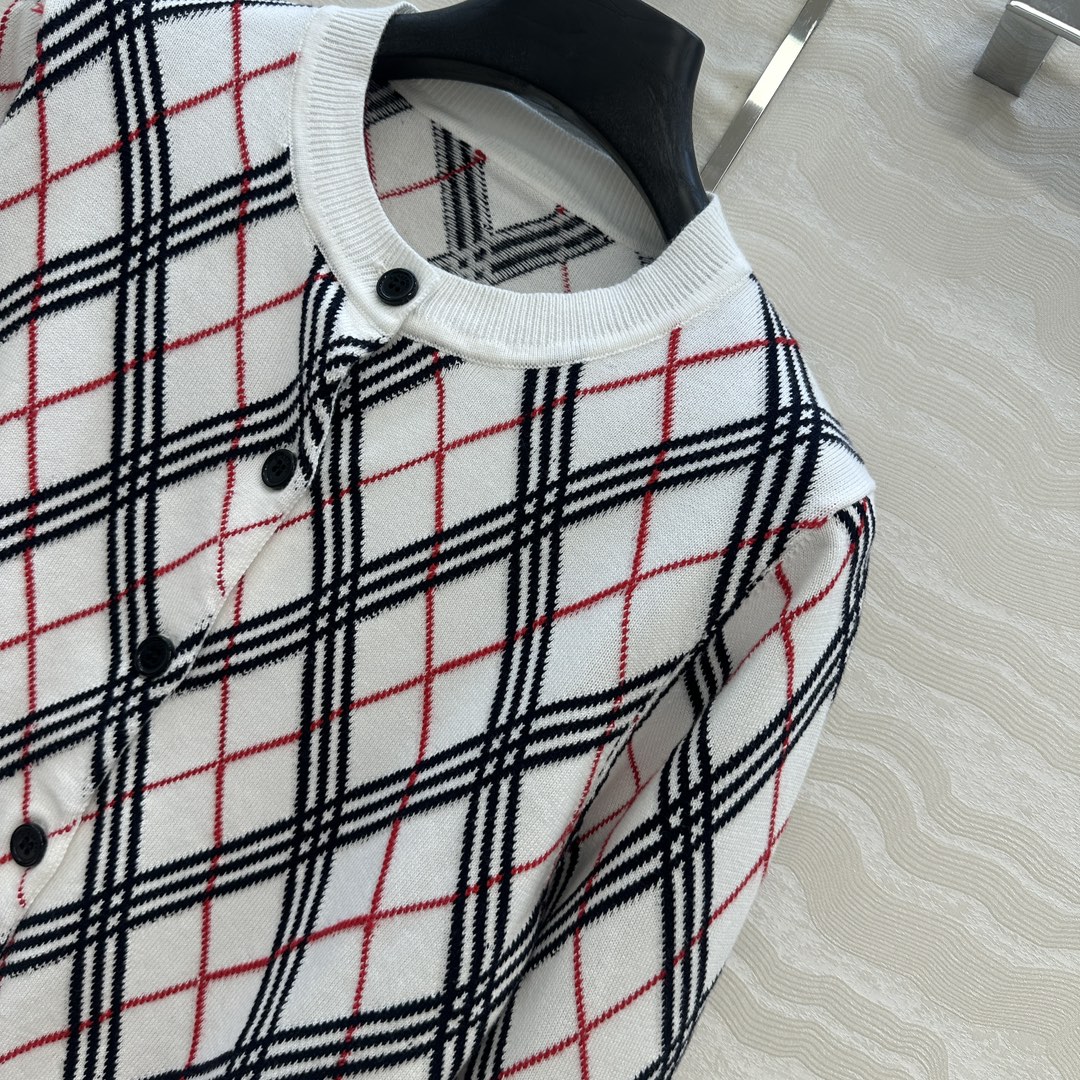 原单品质❤️长期主义Vintage 复古格纹针织小开衫，英伦学院风气质。H小短款版型减龄少女必备。原版定