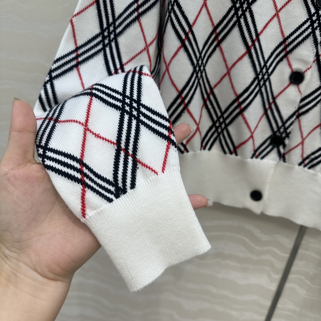 原单品质❤️长期主义Vintage 复古格纹针织小开衫，英伦学院风气质。H小短款版型减龄少女必备。原版定