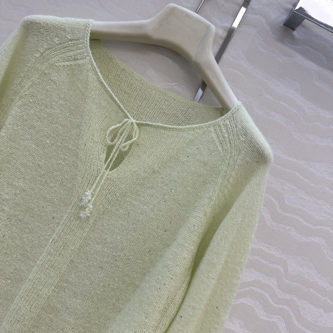 独家首发❤️高端原单品质，ER 晨雾绿轻盈羊绒毛衣。纯手工水滴珠吊饰优雅大气奢华又高级，进口马海毛羊驼毛