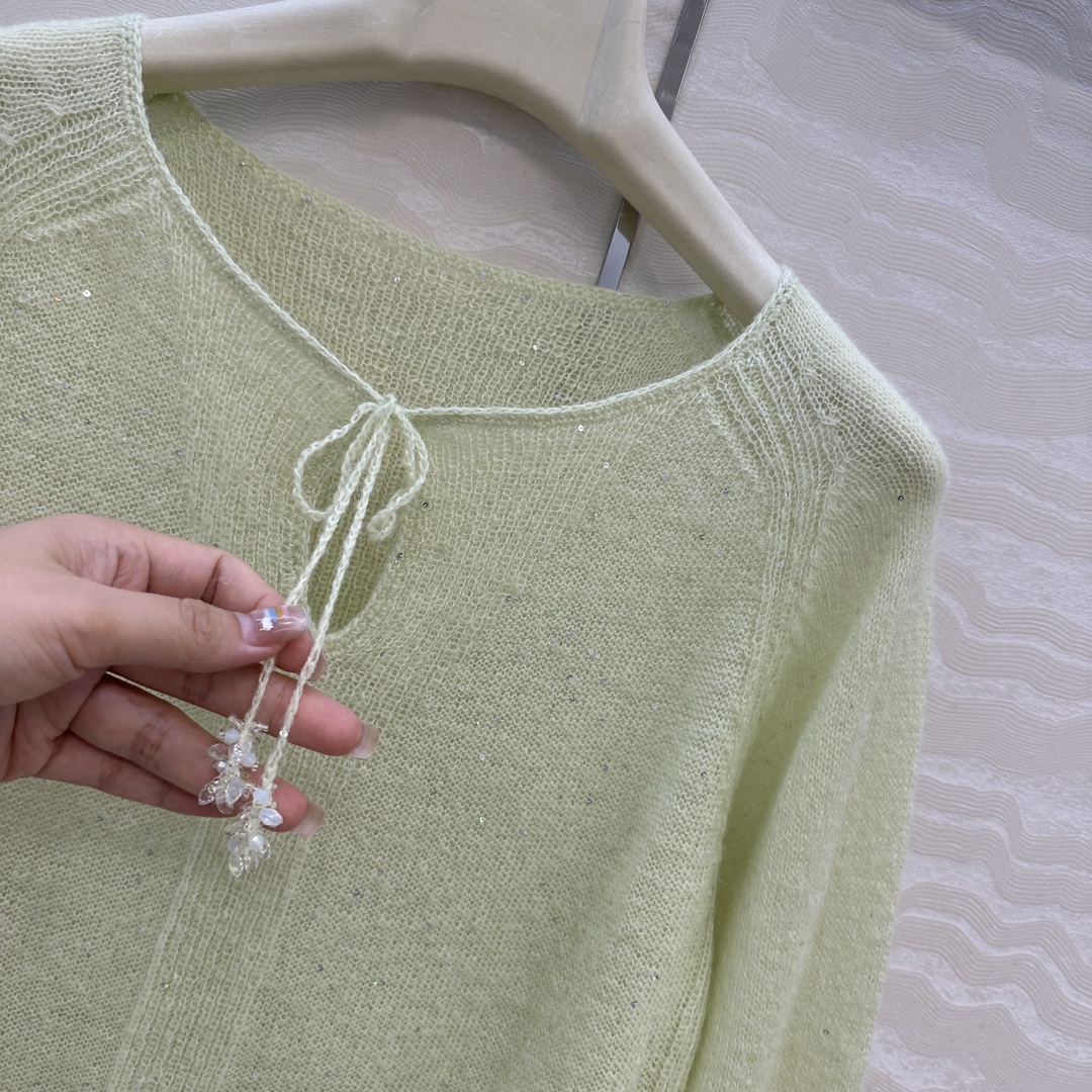 独家首发❤️高端原单品质，ER 晨雾绿轻盈羊绒毛衣。纯手工水滴珠吊饰优雅大气奢华又高级，进口马海毛羊驼毛