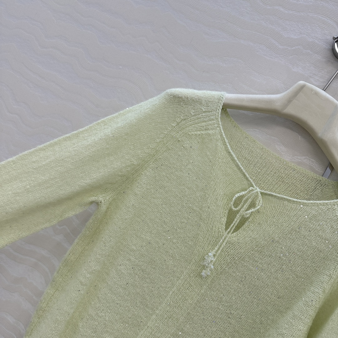 独家首发❤️高端原单品质，ER 晨雾绿轻盈羊绒毛衣。纯手工水滴珠吊饰优雅大气奢华又高级，进口马海毛羊驼毛