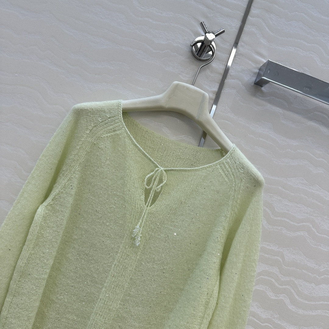 独家首发❤️高端原单品质，ER 晨雾绿轻盈羊绒毛衣。纯手工水滴珠吊饰优雅大气奢华又高级，进口马海毛羊驼毛